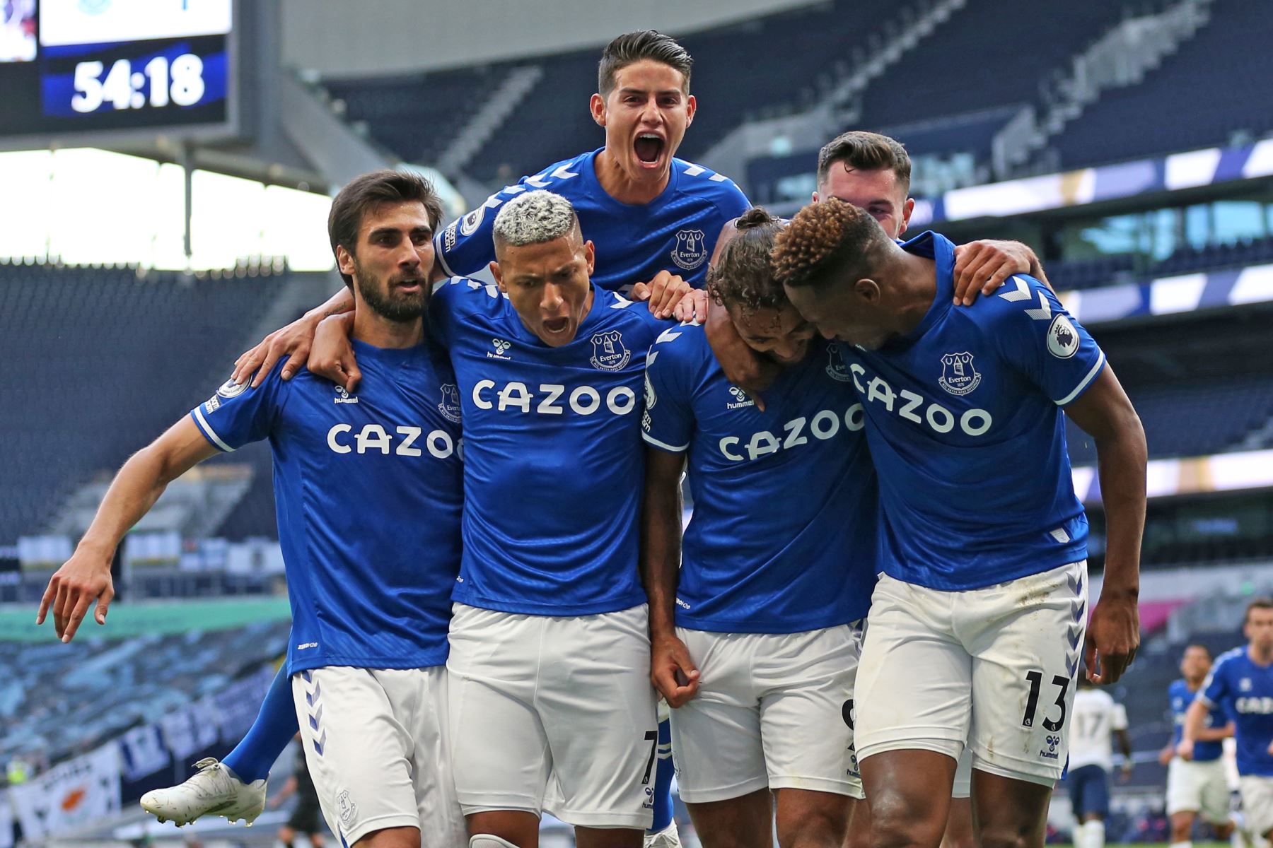 El delantero inglés del Everton, Dominic Calvert-Lewin, celebra con sus compañeros de equipo después de anotar el primer gol del Everton durante el partido de fútbol de la Premier League. Foto: AFP