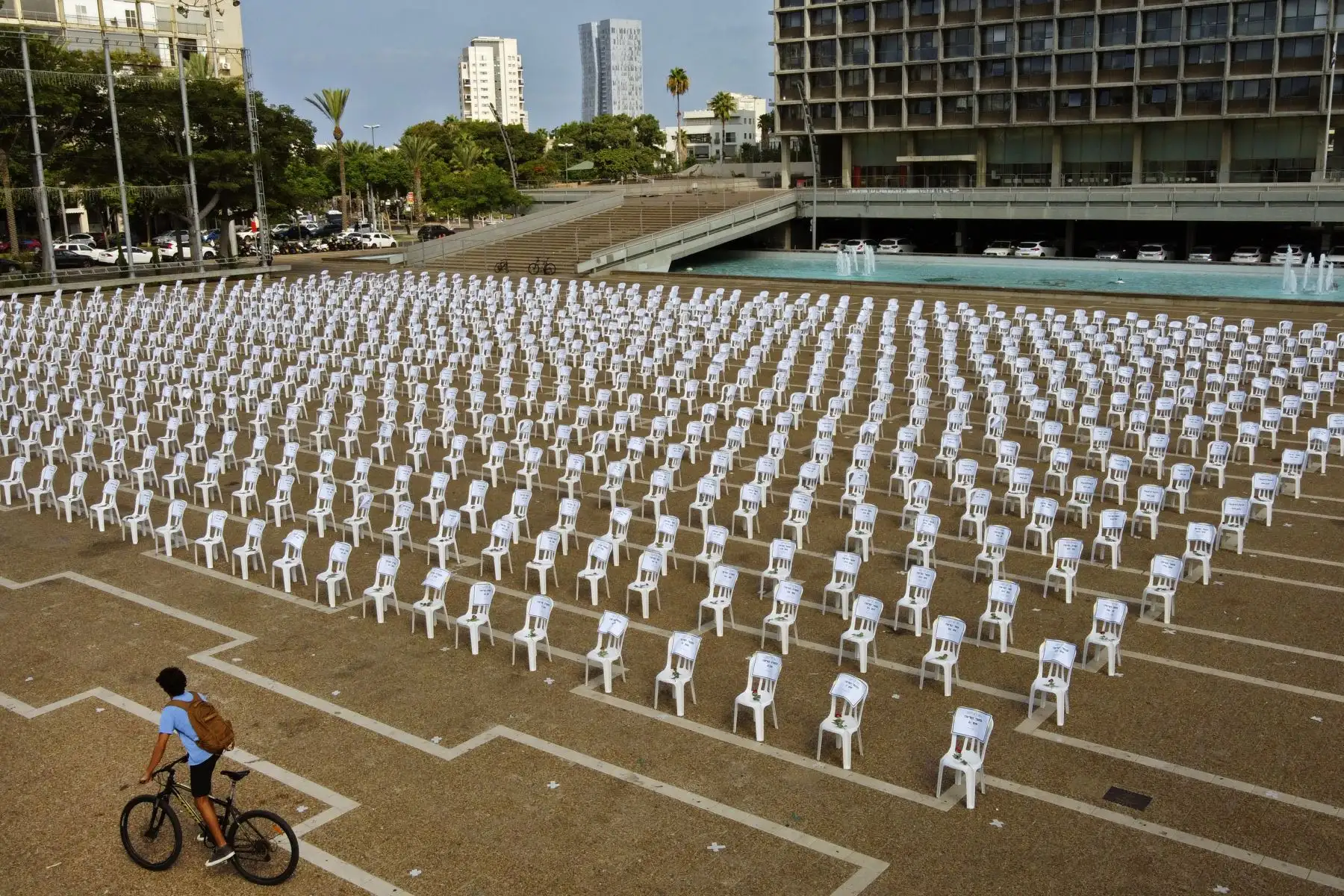 Una vista general muestra sillas instaladas en la plaza Rabin de Tel Aviv para simbolizar las 1,000 muertes por coronavirus en Israel, el 7 de septiembre de 2020. Foto: AFP