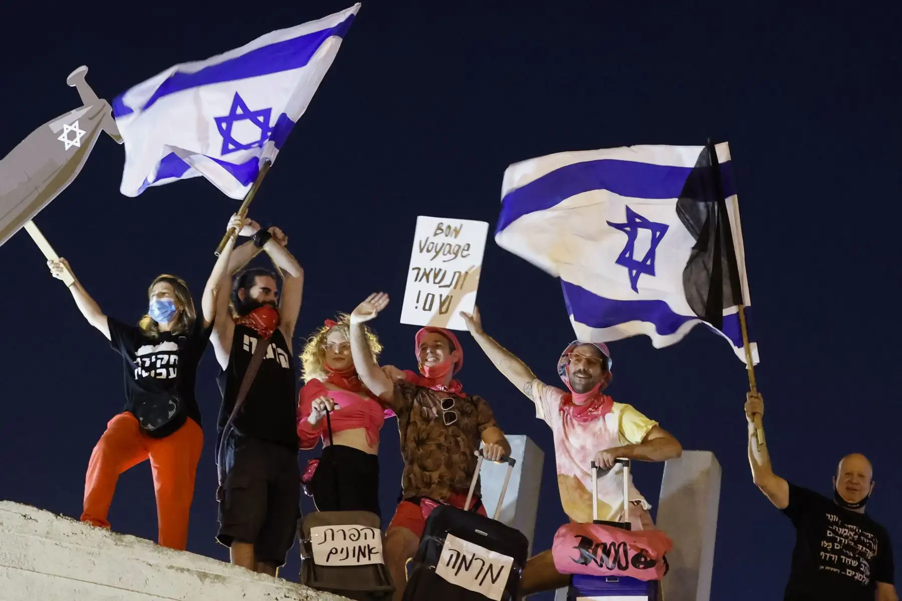 Los manifestantes israelíes se reúnen durante una manifestación antigubernamental frente al aeropuerto Ben Gurion cerca de Tel Aviv el 13 de septiembre de 2020. Foto: AFP