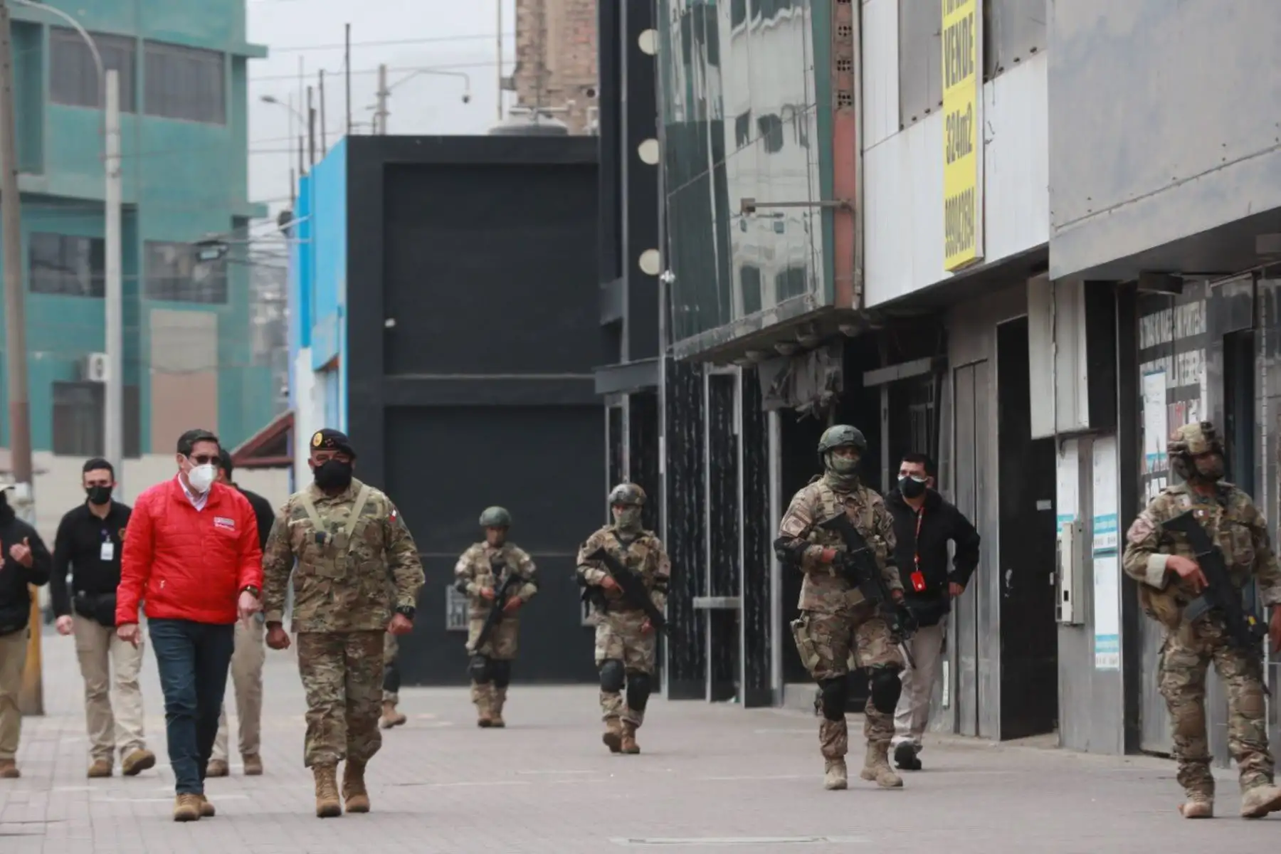 El ministro de Defensa, Jorge Chavez Cresta, y el jefe del CCFFAA, César Astudillo, supervisan la denodada labor de nuestros militares y policías para hacer cumplir la inmovilización social obligatoria. Foto: Mindef