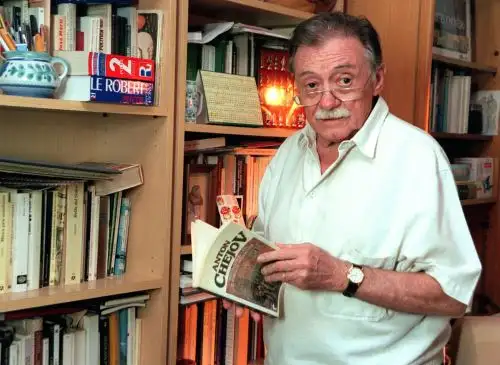 Fotografía de archivo fechada el 31 de mayo de 1999 que muestra al poeta uruguayo Mario Benedetti en su domicilio de Madrid (España). Foto: EFE