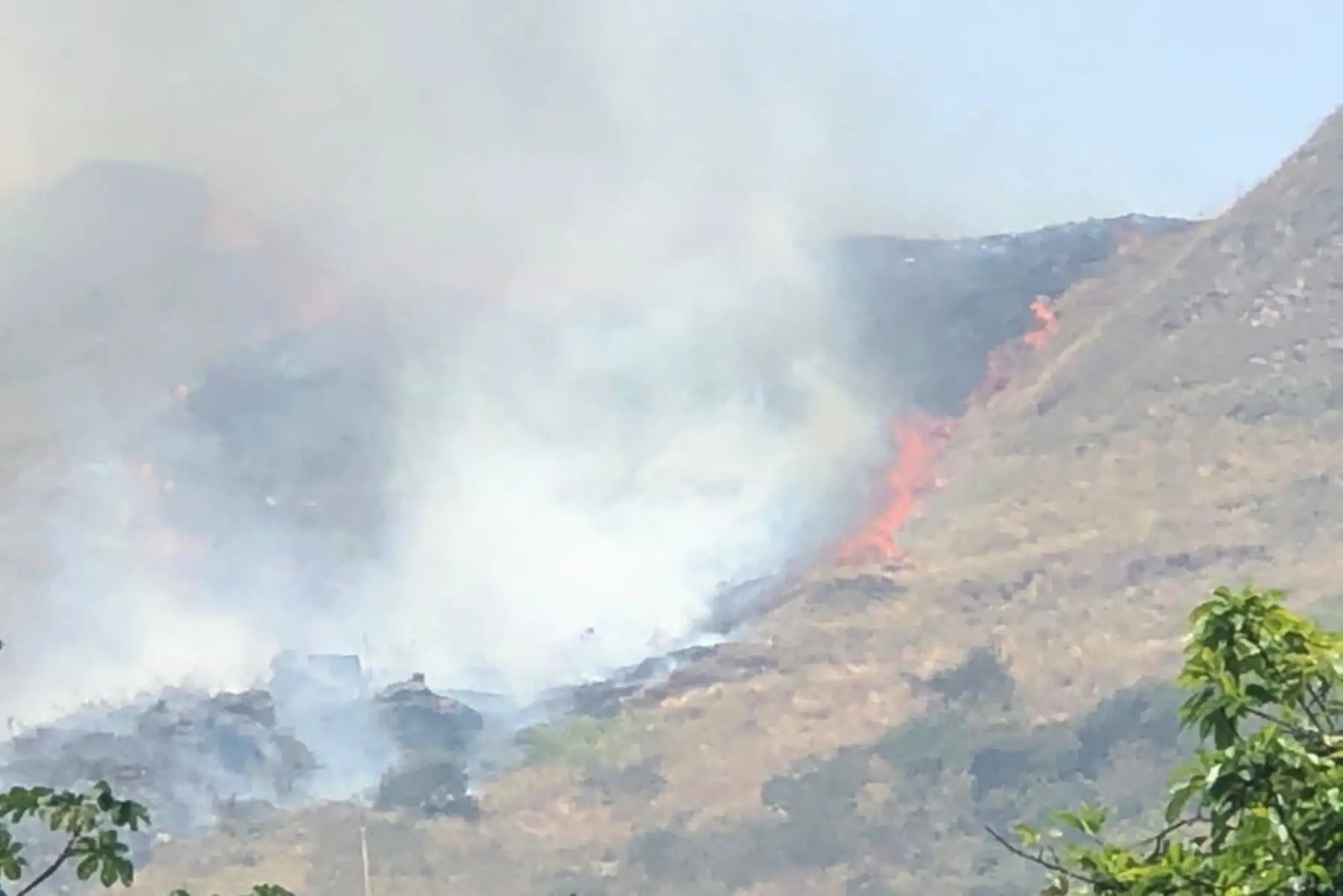Guardaparques bomberos del Sernanp coordinan acciones para control y mitigación de incendio forestal que se registra en el cerro Calvario, en el Santuario Histórico de Machupicchu. Se viene coordinando acciones con plataforma para la atención del incendio. Foto: Sernanp