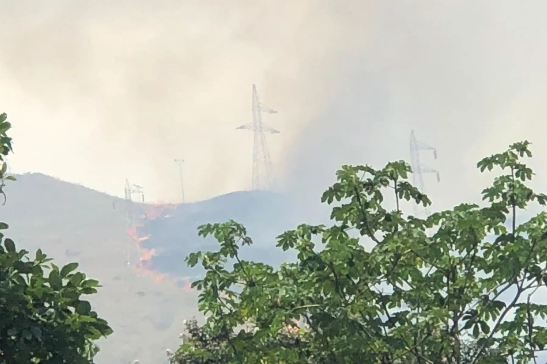 Guardaparques bomberos del Sernanp coordinan acciones para control y mitigación de incendio forestal que se registra en el cerro Calvario, en el Santuario Histórico de Machupicchu. Se viene coordinando acciones con plataforma para la atención del incendio. Foto: Sernanp