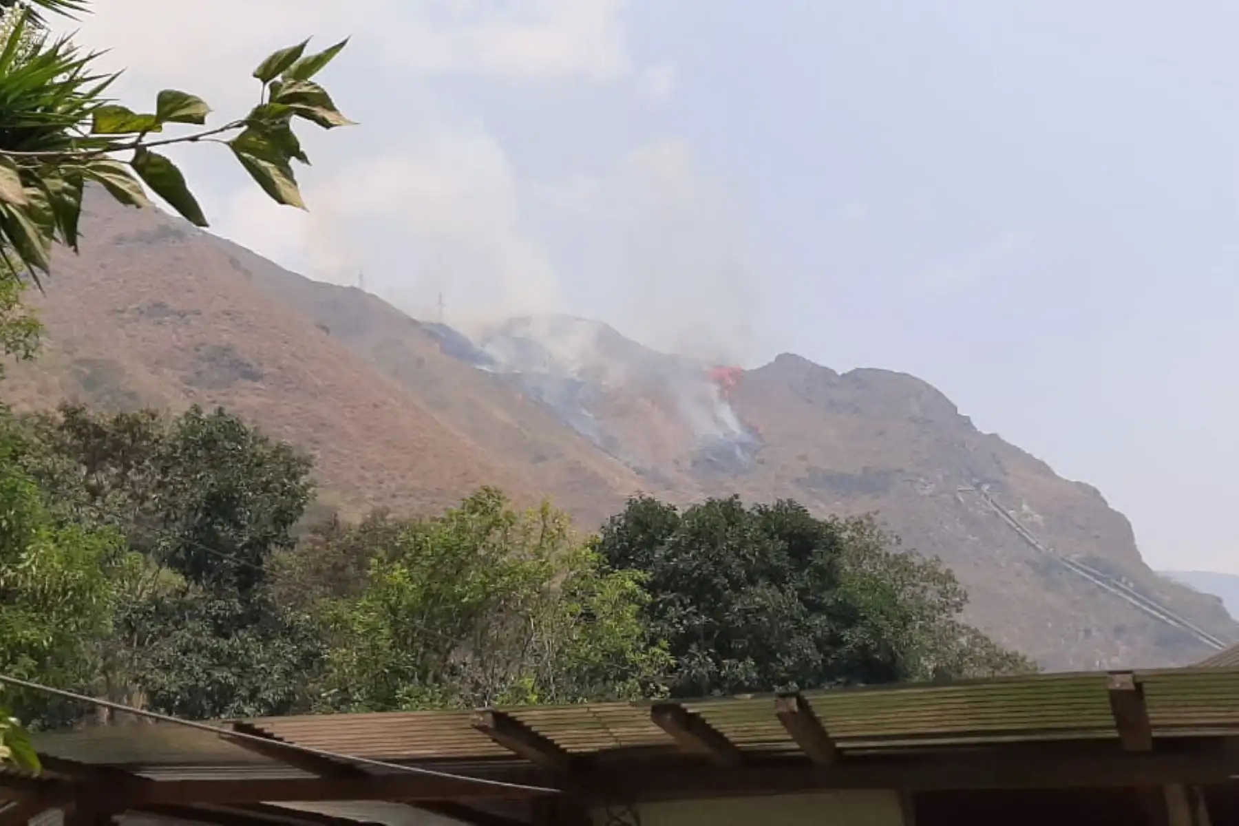 Guardaparques bomberos del Sernanp coordinan acciones para control y mitigación de incendio forestal que se registra en el cerro Calvario, en el Santuario Histórico de Machupicchu. Se viene coordinando acciones con plataforma para la atención del incendio. Foto: Sernanp