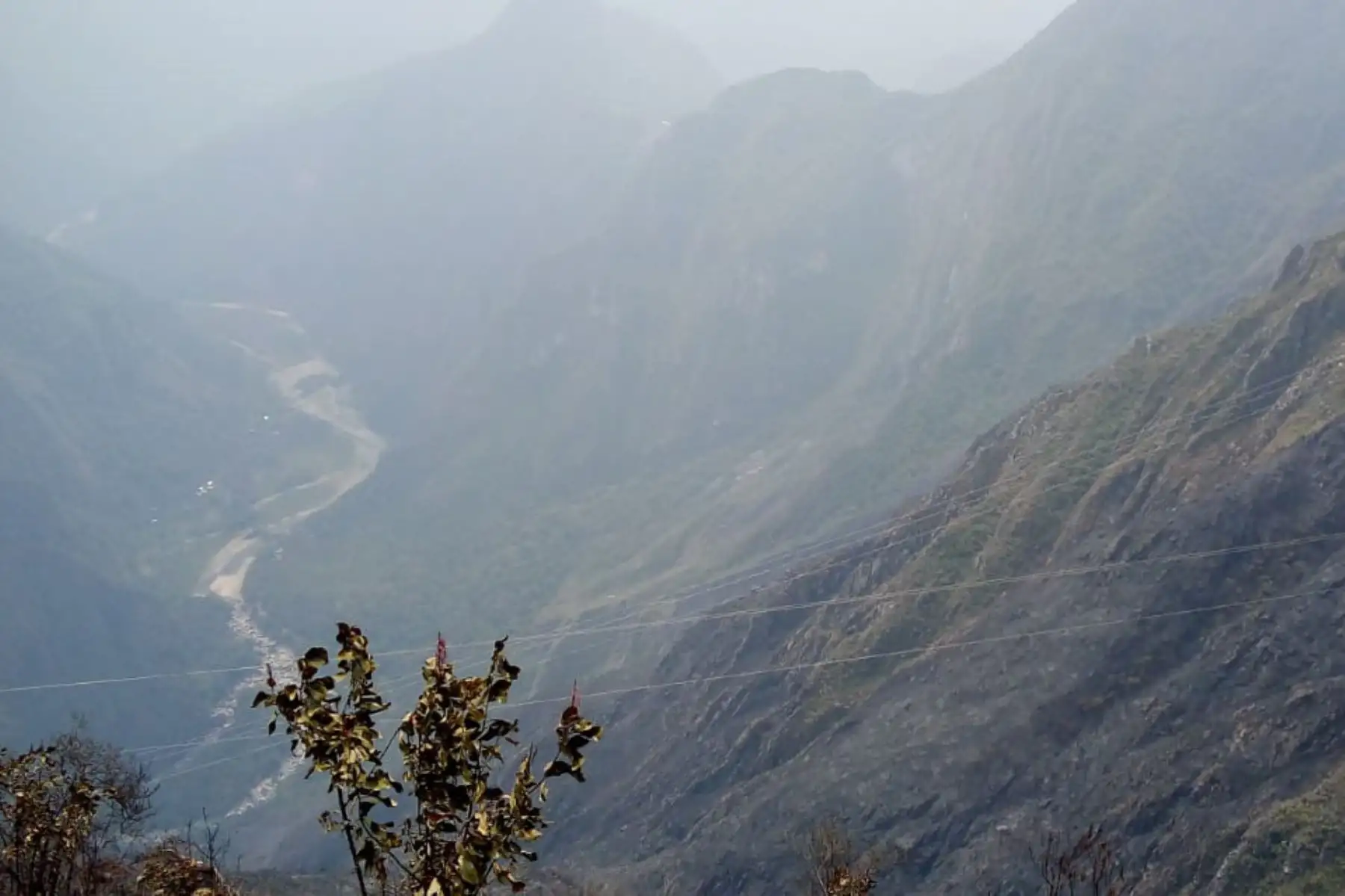 Guardaparques bomberos del Sernanp coordinan acciones para control y mitigación de incendio forestal que se registra en el cerro Calvario, en el Santuario Histórico de Machupicchu. Se viene coordinando acciones con plataforma para la atención del incendio. Foto: Sernanp