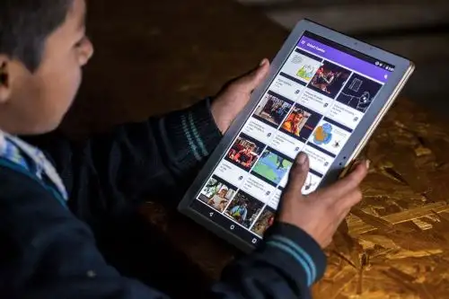 El sistema tecnológico tiene dos componentes: hardware y software. El hardware lo constituye el servidor portátil multimedia UcloudKit. El software está integrado en la plataforma de contenidos Ucloud.