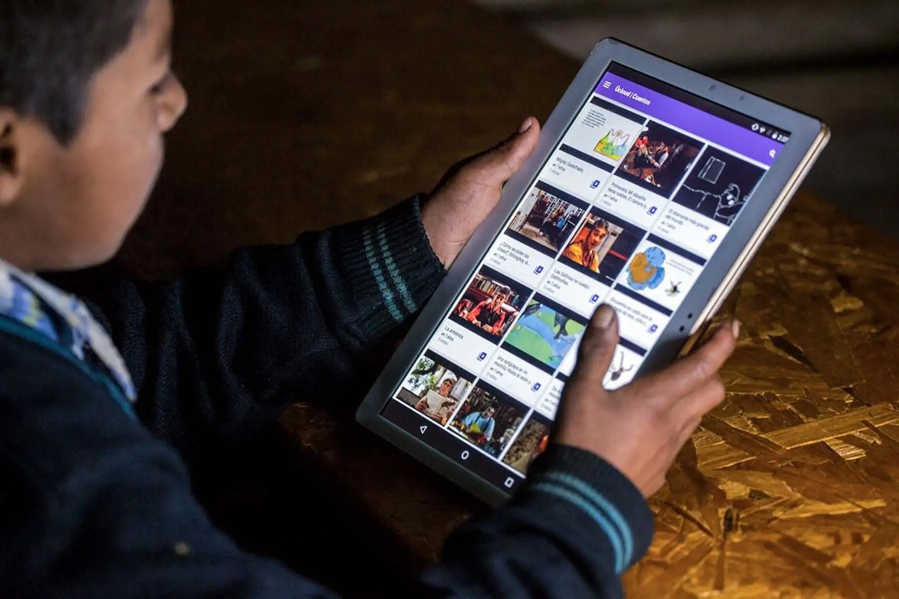 El sistema tecnológico tiene dos componentes: hardware y software. El hardware lo constituye el servidor portátil multimedia UcloudKit. El software está integrado en la plataforma de contenidos Ucloud.