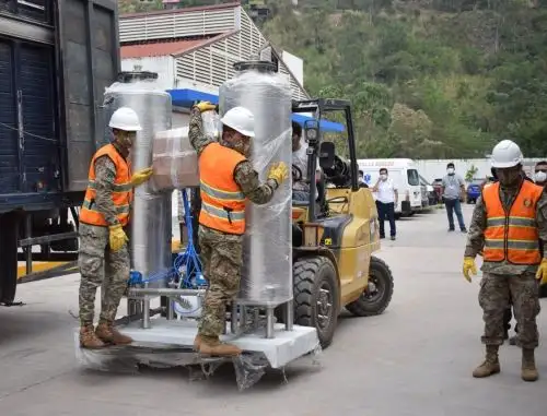 Llegó la anhelada la planta de oxígeno para el hospital de Chanchamayo para atender a los pacientes covid-19. La puesta en funcionamiento de este vital equipo se hará en las próximas horas. ANDINA/Difusión