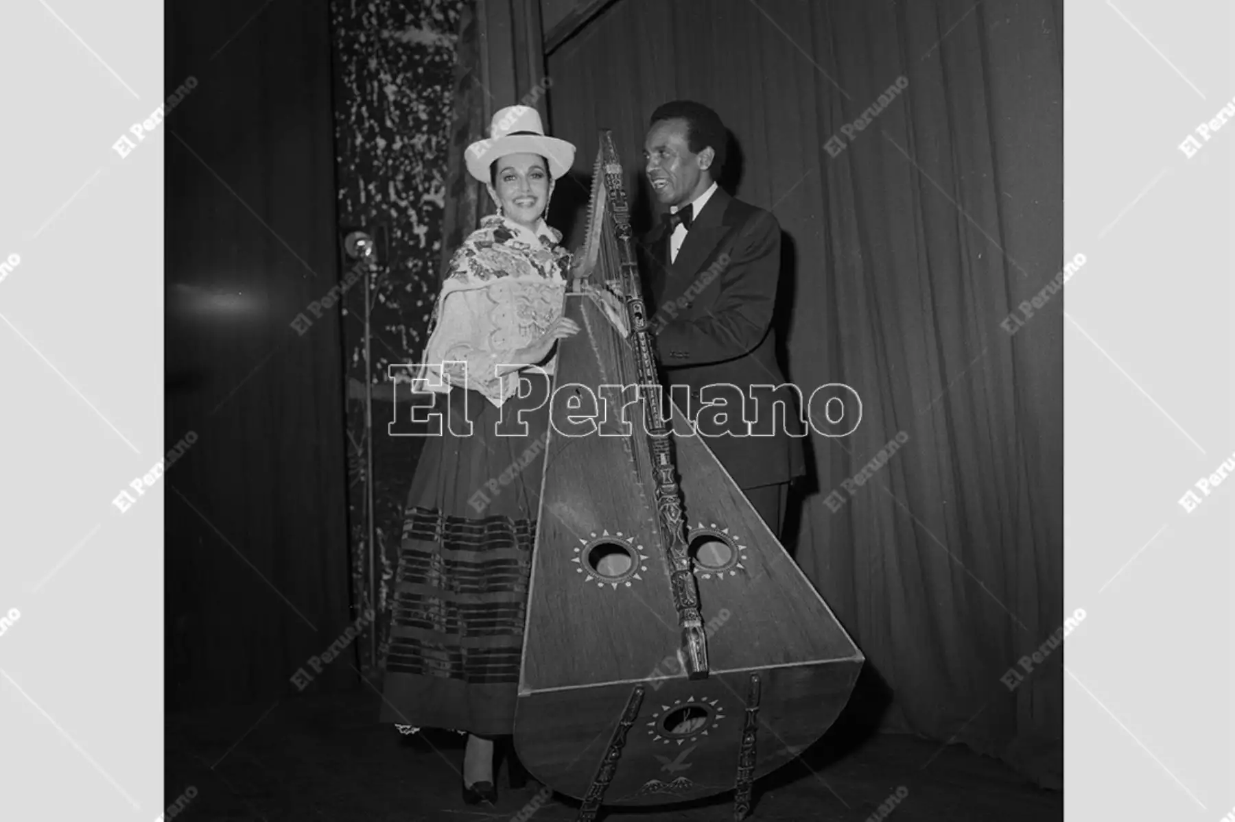 Lima - 2 agosto 1977. Alicia Maguiña y Carlos Hayre durante un recital en el Teatro La Cabaña. Foto: Archivo Histórico de El Peruano / Leoncio Mariscal