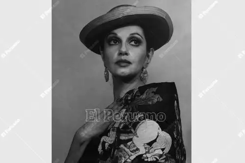 Alicia Maguiña, cantante y compositora, luce un traje tIpico de la región central del Perú (julio 1975). Foto: Archivo Histórico de El Peruano