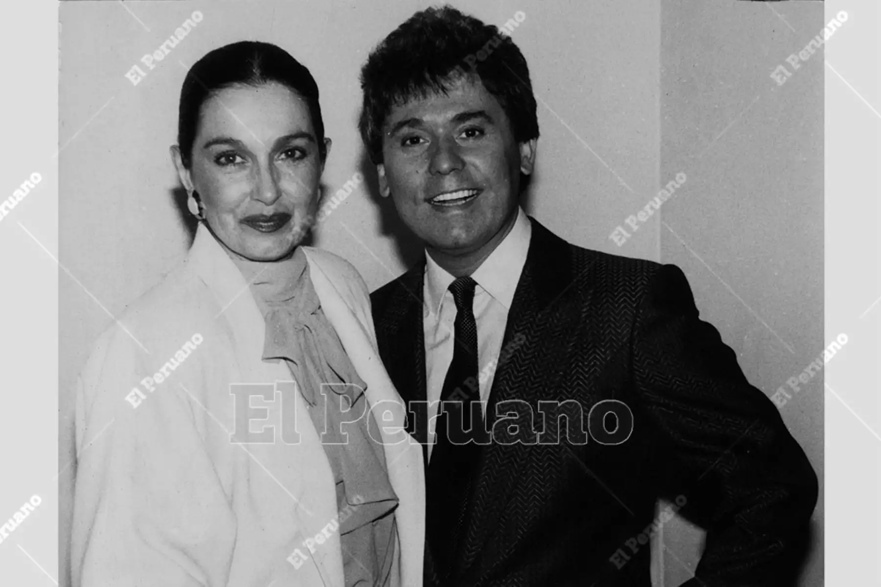 Lima - agosto 1986. Alicia Maguiña y el cantante español Raphael. Foto: Archivo Histórico de El Peruano
