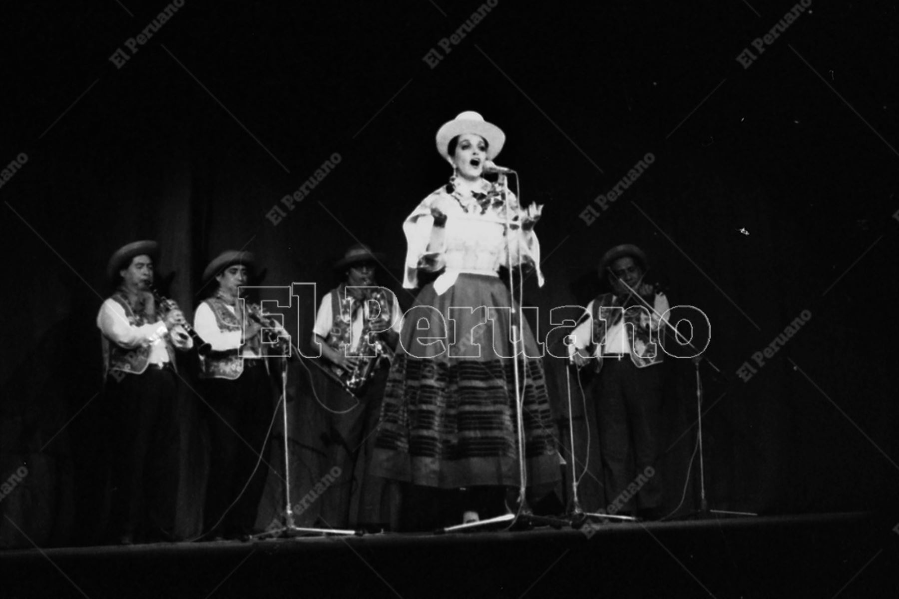 Lima - 2 agosto 1977. La consagrada cantante Alicia Maguiña durante un recital en el Teatro La Cabaña. Foto: Archivo Histórico de El Peruano / Leoncio Mariscal