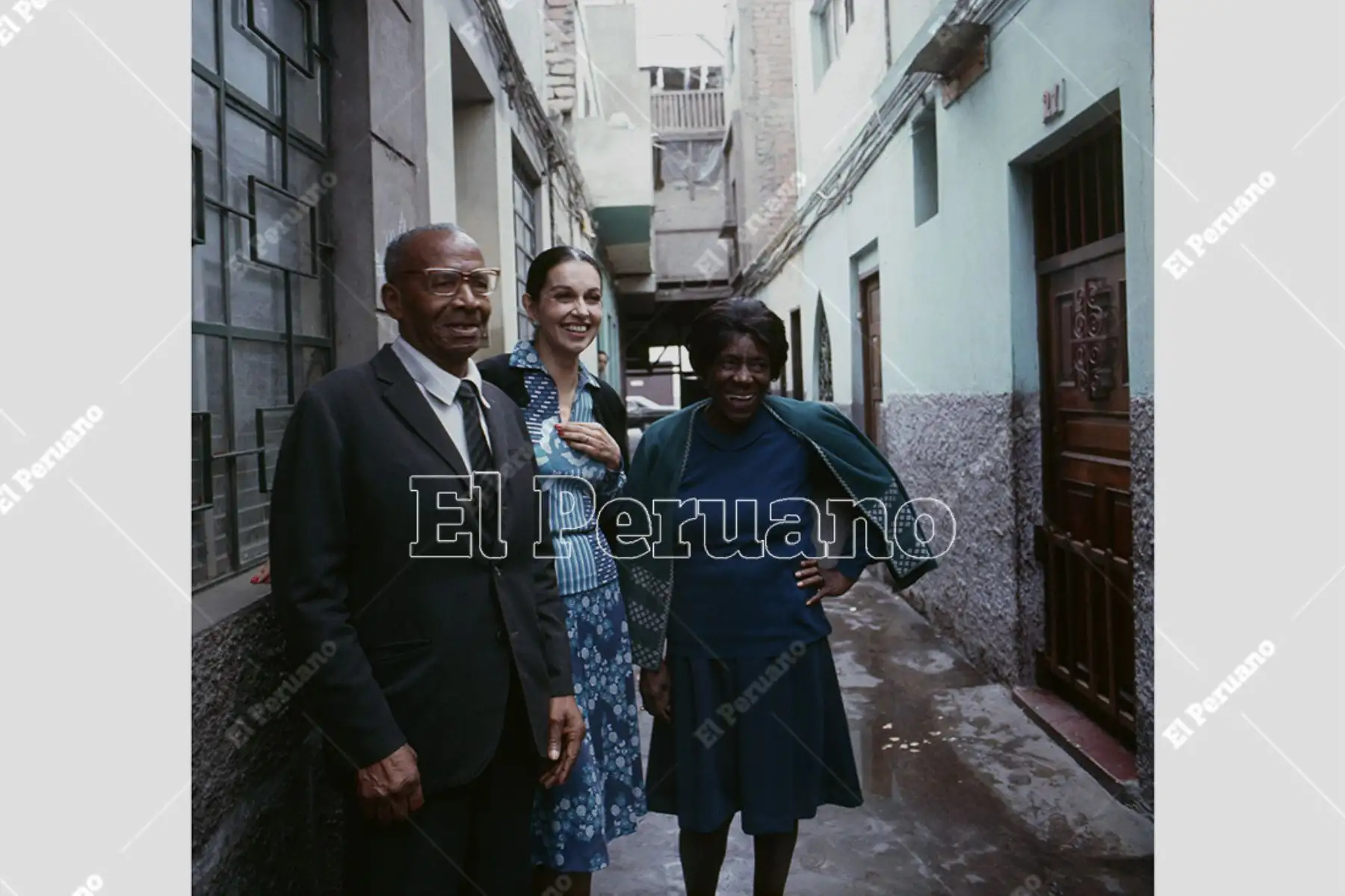 Lima - 12 junio 1976. La consagrada cantante y compositora Alicia Maguiña, Augusto Azcuez y la famosa Valentina buscan las raíces del criollismo en el Callejón del Buque. Foto: Archivo Histórico El Peruano