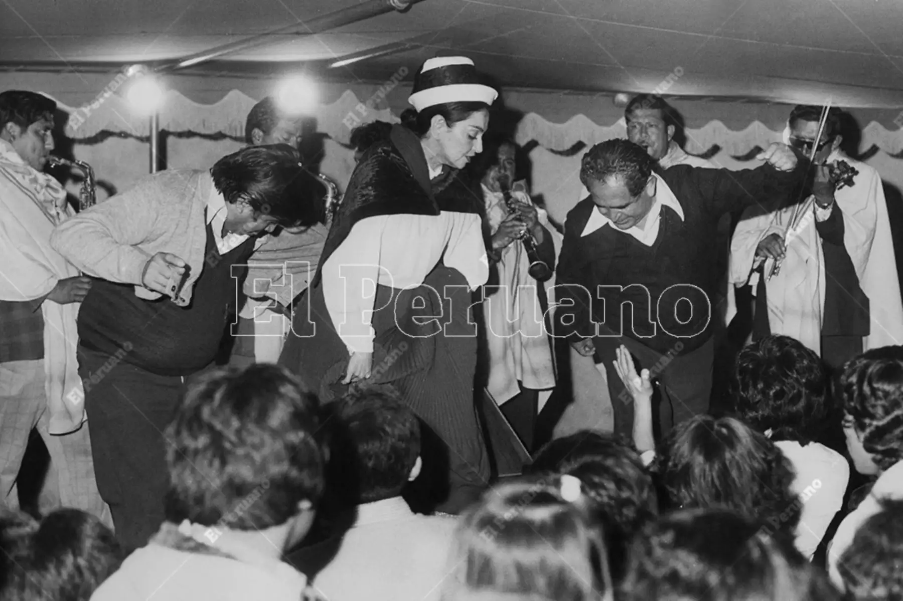 Lima - Década 70. Alicia Maguiña con traje típico del centro del Perú bailando un huayno durante una de sus presentaciones. Foto: Archivo Histórico de El Peruano