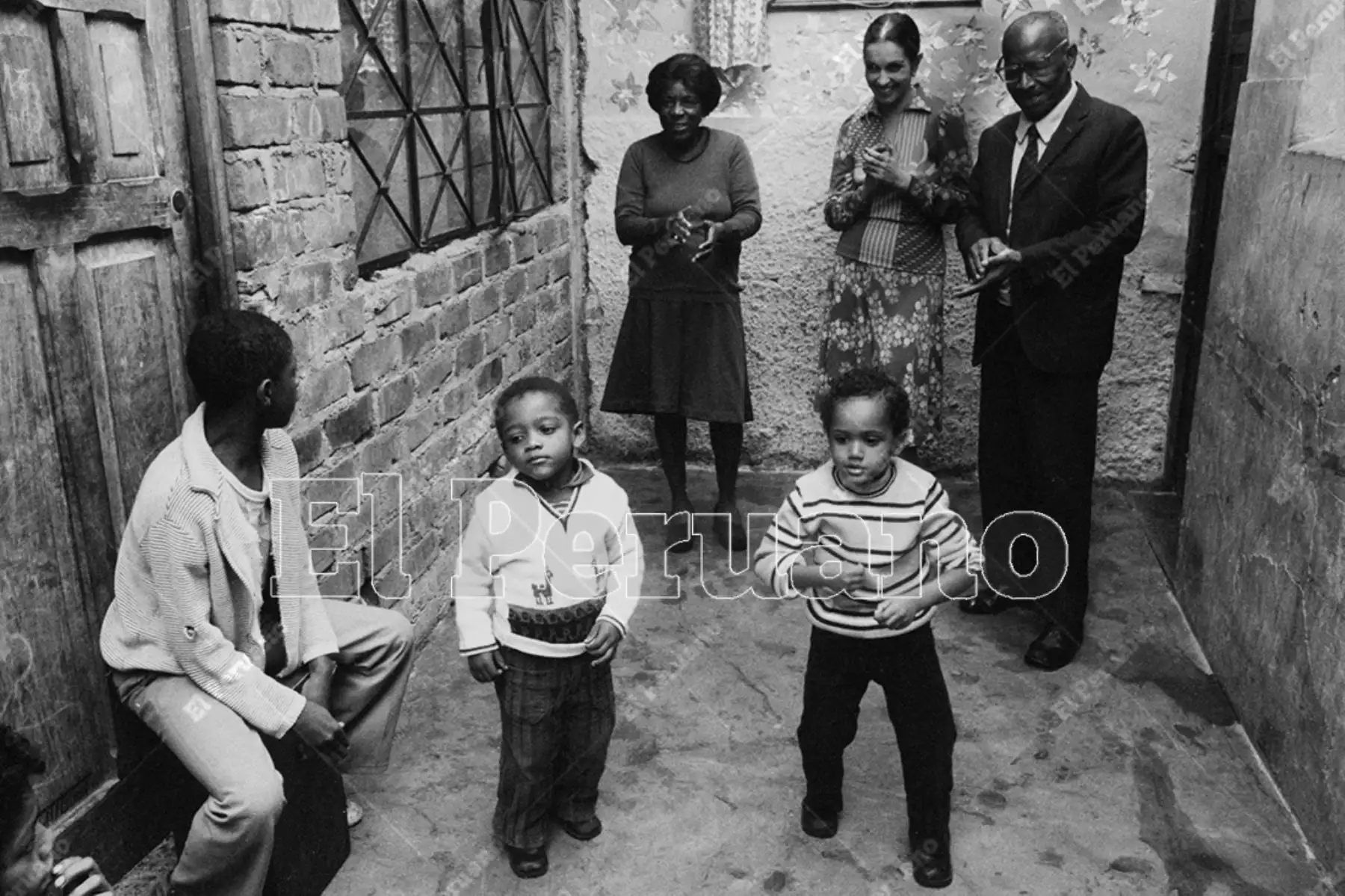 Lima -12 junio 1976. Alicia Maguiña, Augusto Azcuez y la Valentina en el Callejón del Buque. Foto: Archivo Histórico de El Peruano