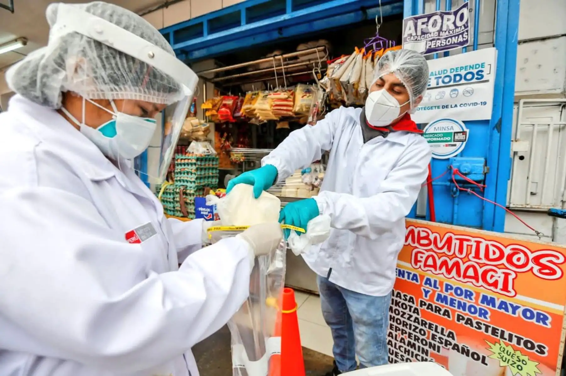 Junto a personal de la DIGESA, el Minsa visita el mercado Caquetá de San Martín de Porres para informar a comerciantes y consumidores  sobre la importancia de cumplir con las medidas de seguridad alimentaria y así prevenir enfermedades gastrointestinales. Foto: ANDINA/Difusión