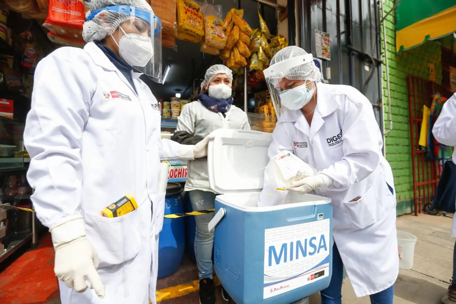 Junto a personal de la DIGESA, el Minsa visita el mercado Caquetá de San Martín de Porres para informar a comerciantes y consumidores  sobre la importancia de cumplir con las medidas de seguridad alimentaria y así prevenir enfermedades gastrointestinales. Foto: ANDINA/Difusión