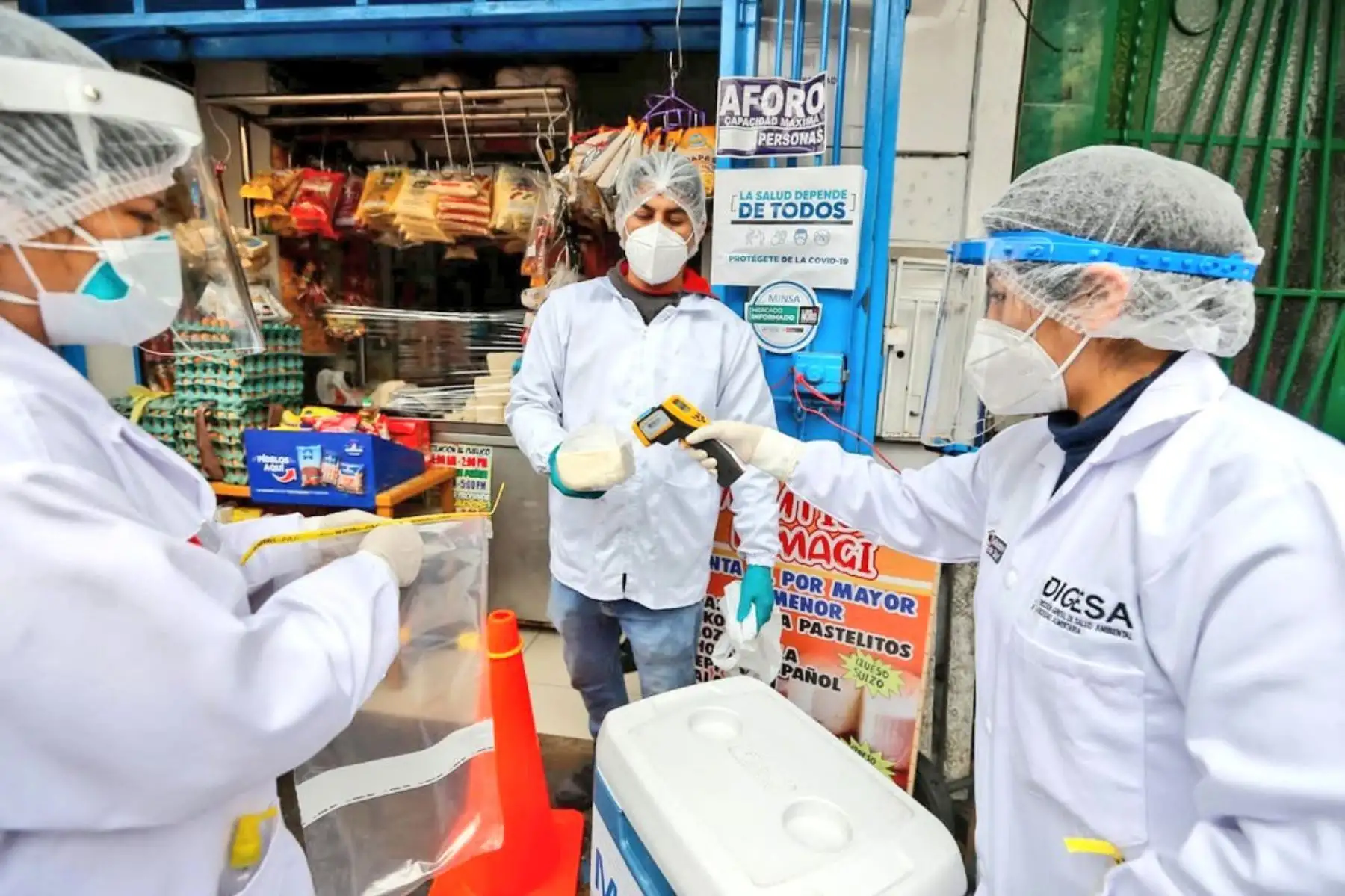 Junto a personal de la DIGESA, el Minsa visita el mercado Caquetá de San Martín de Porres para informar a comerciantes y consumidores  sobre la importancia de cumplir con las medidas de seguridad alimentaria y así prevenir enfermedades gastrointestinales. Foto: ANDINA/Difusión