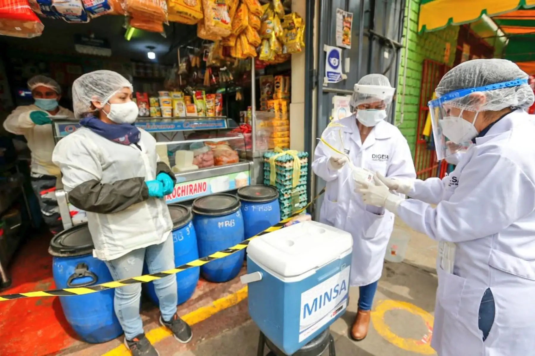 Junto a personal de la DIGESA, el Minsa visita el mercado Caquetá de San Martín de Porres para informar a comerciantes y consumidores  sobre la importancia de cumplir con las medidas de seguridad alimentaria y así prevenir enfermedades gastrointestinales. Foto: ANDINA/Difusión