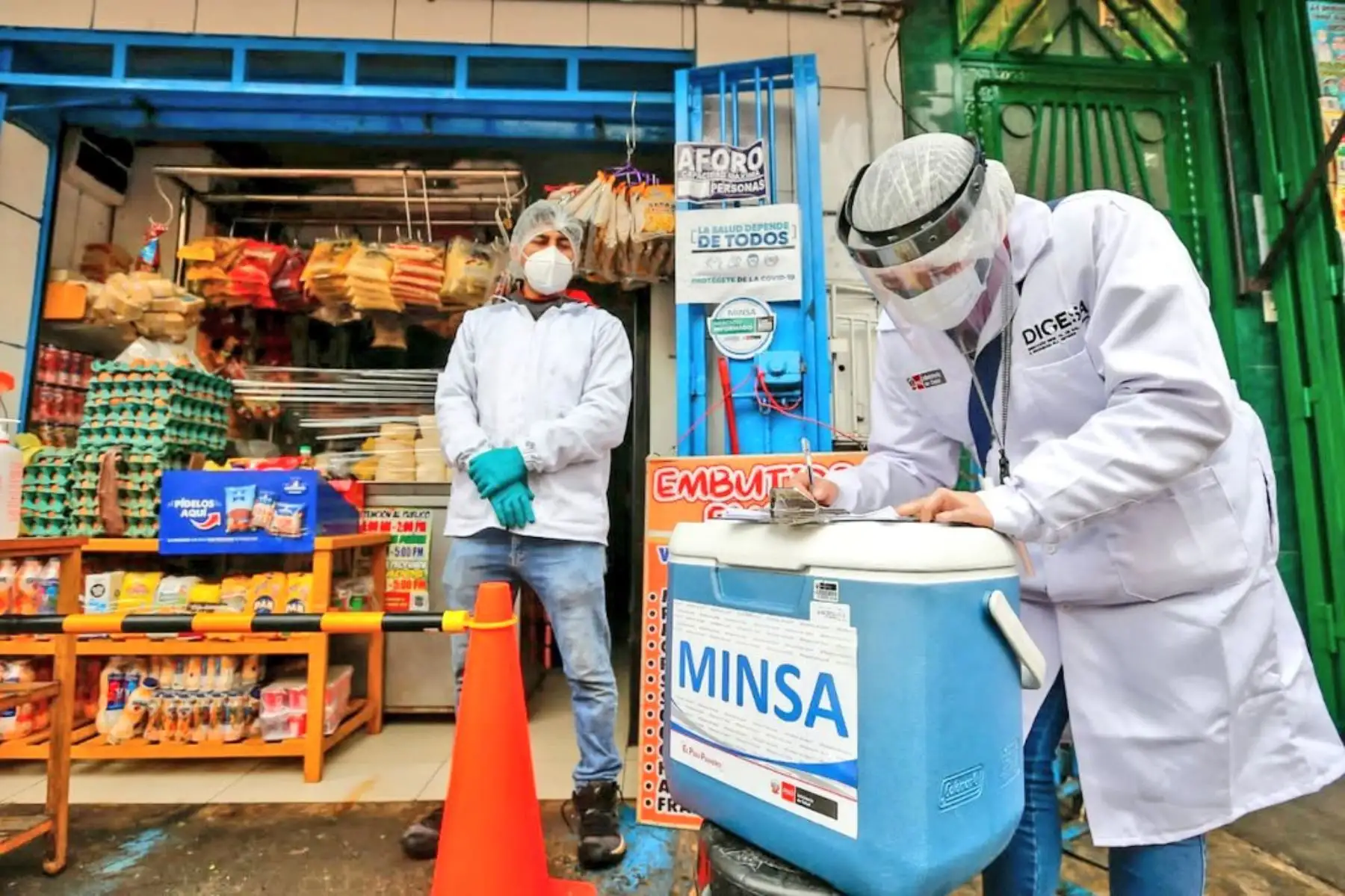 Junto a personal de la DIGESA, el Minsa visita el mercado Caquetá de San Martín de Porres para informar a comerciantes y consumidores  sobre la importancia de cumplir con las medidas de seguridad alimentaria y así prevenir enfermedades gastrointestinales. Foto: ANDINA/Difusión