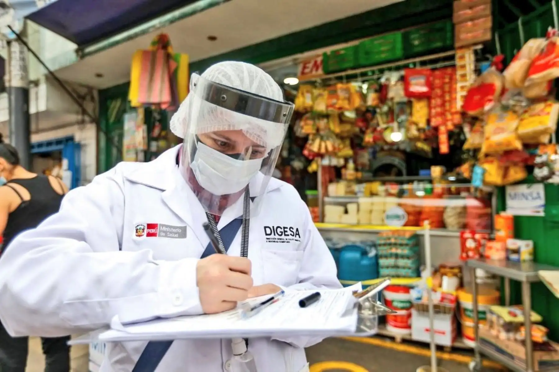 Junto a personal de la DIGESA, el Minsa visita el mercado Caquetá de San Martín de Porres para informar a comerciantes y consumidores  sobre la importancia de cumplir con las medidas de seguridad alimentaria y así prevenir enfermedades gastrointestinales. Foto: ANDINA/Difusión