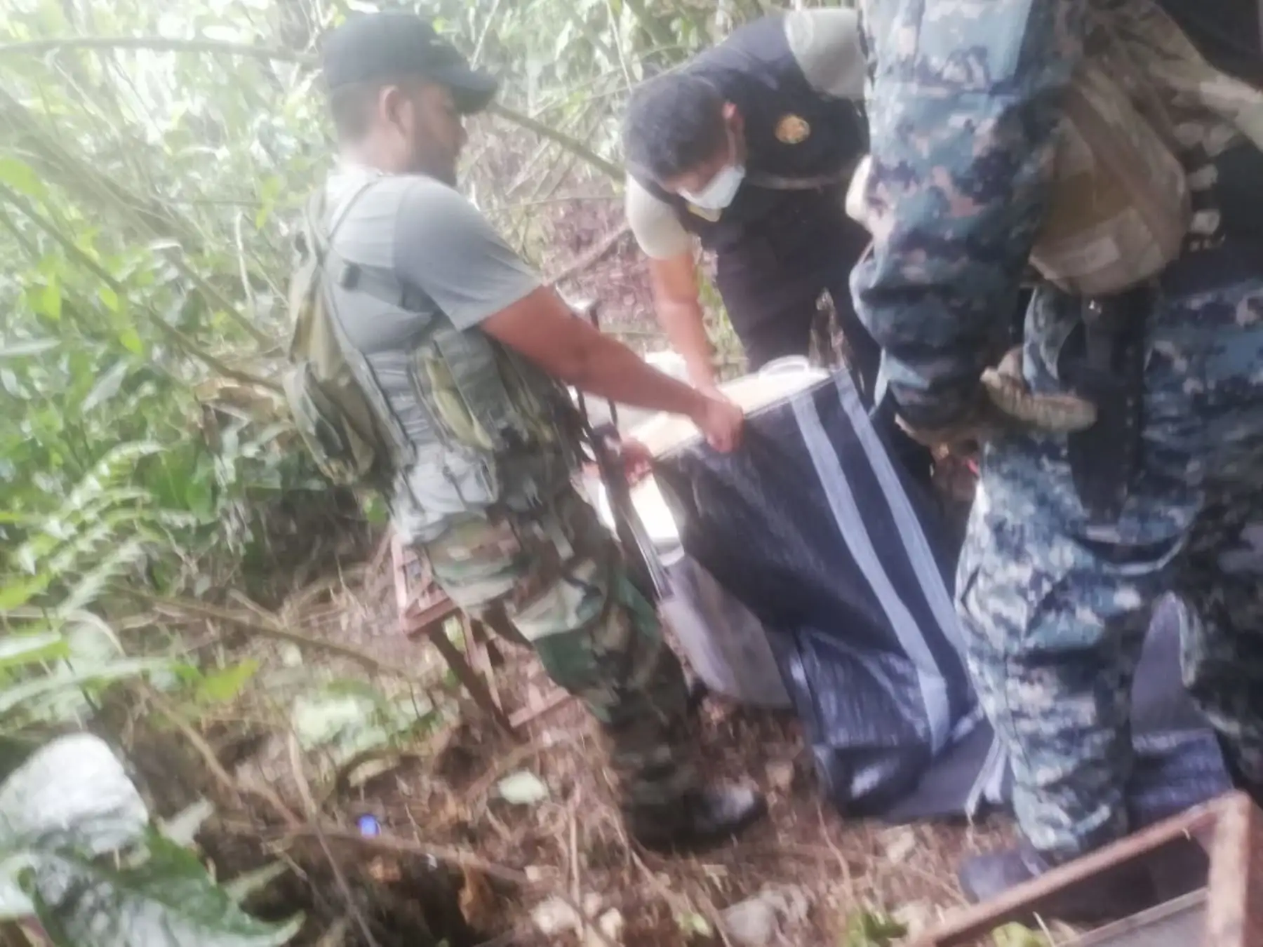 Patrullas combinadas de las FF AA y Policía Nacional intervienen laboratorio clandestino e incautan 350 kg de droga en el Vraem. ANDINA/Difusión