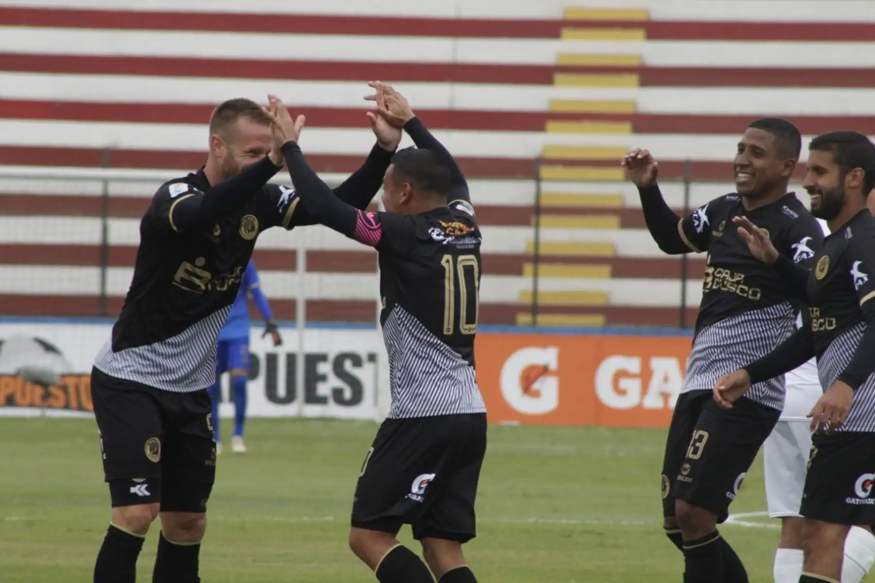 Los futbolistas Danilo Carando y Alfredo Ramúa del Cusco FC celebran tras anotar gol a Universidad San Martín por la jornada 11 de Liga 1. Foto: @LigaFutProf