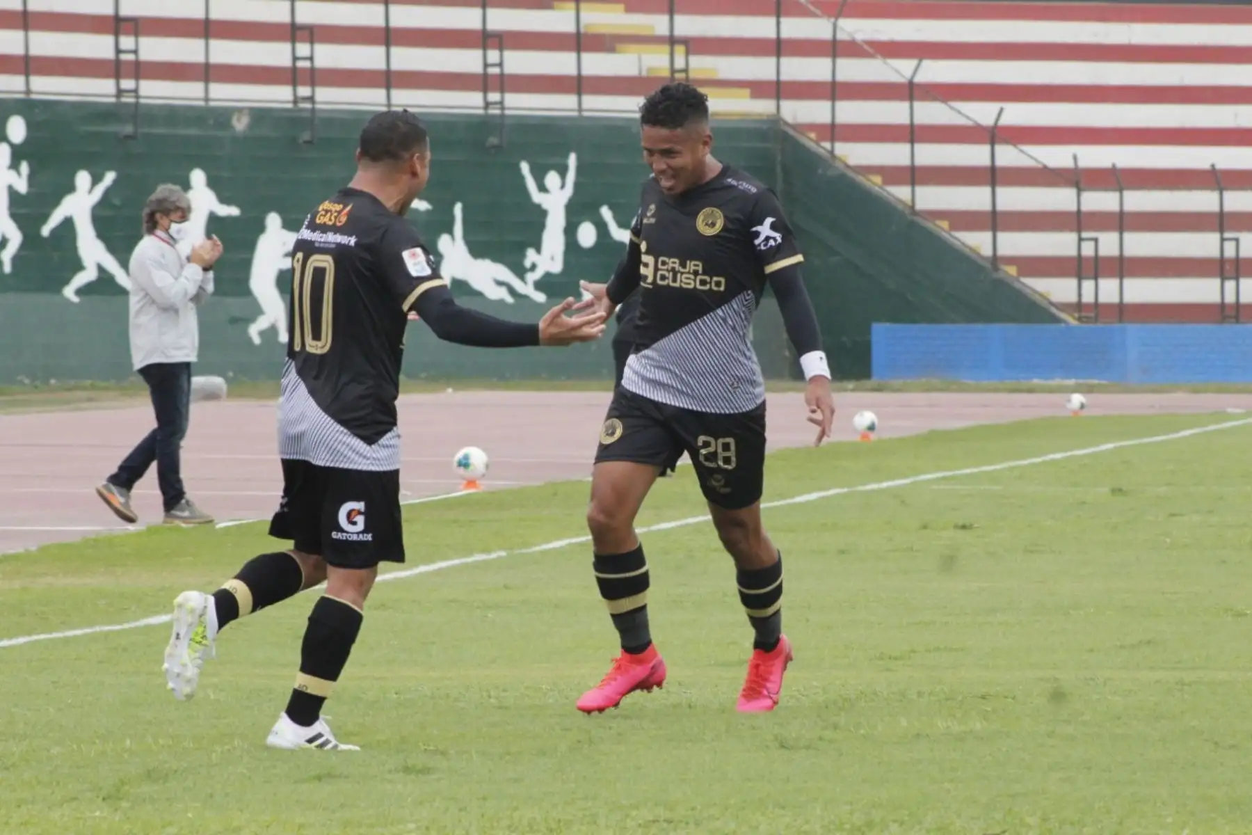 Los futbolistas A. Ramúa y E. Chávez del Cusco FC celebran gol anotado a Universidad San Martín por la jornada 11 de le Liga 1. Foto: @LigaFutProf