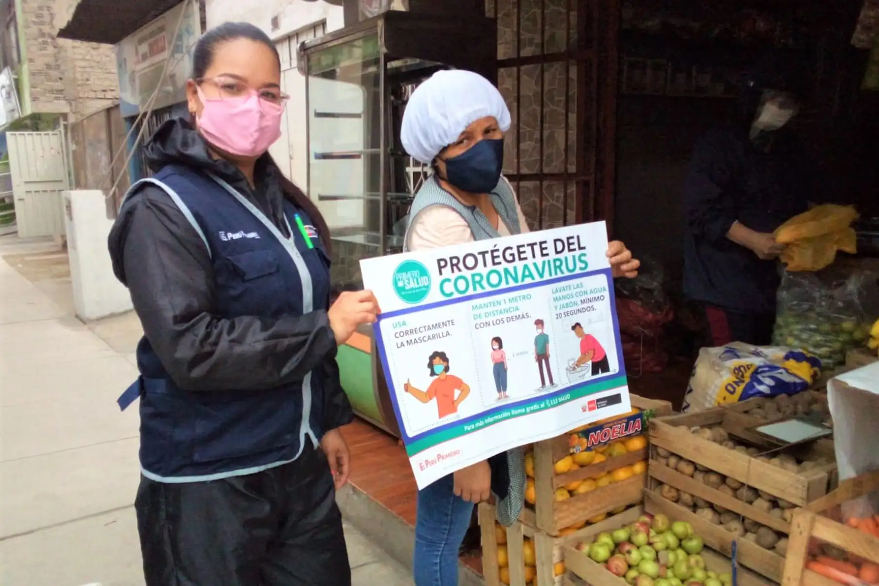 Esta mañana, la DIRIS Lima Sur brindó mensajes educativos a los usuarios de la Línea 1 en la estación Atocongo, para prevenir el contagio del covid-19 en el transporte público, como distanciamiento social y uso correcto de mascarilla y protector facial. Foto: Diris Lima Sur