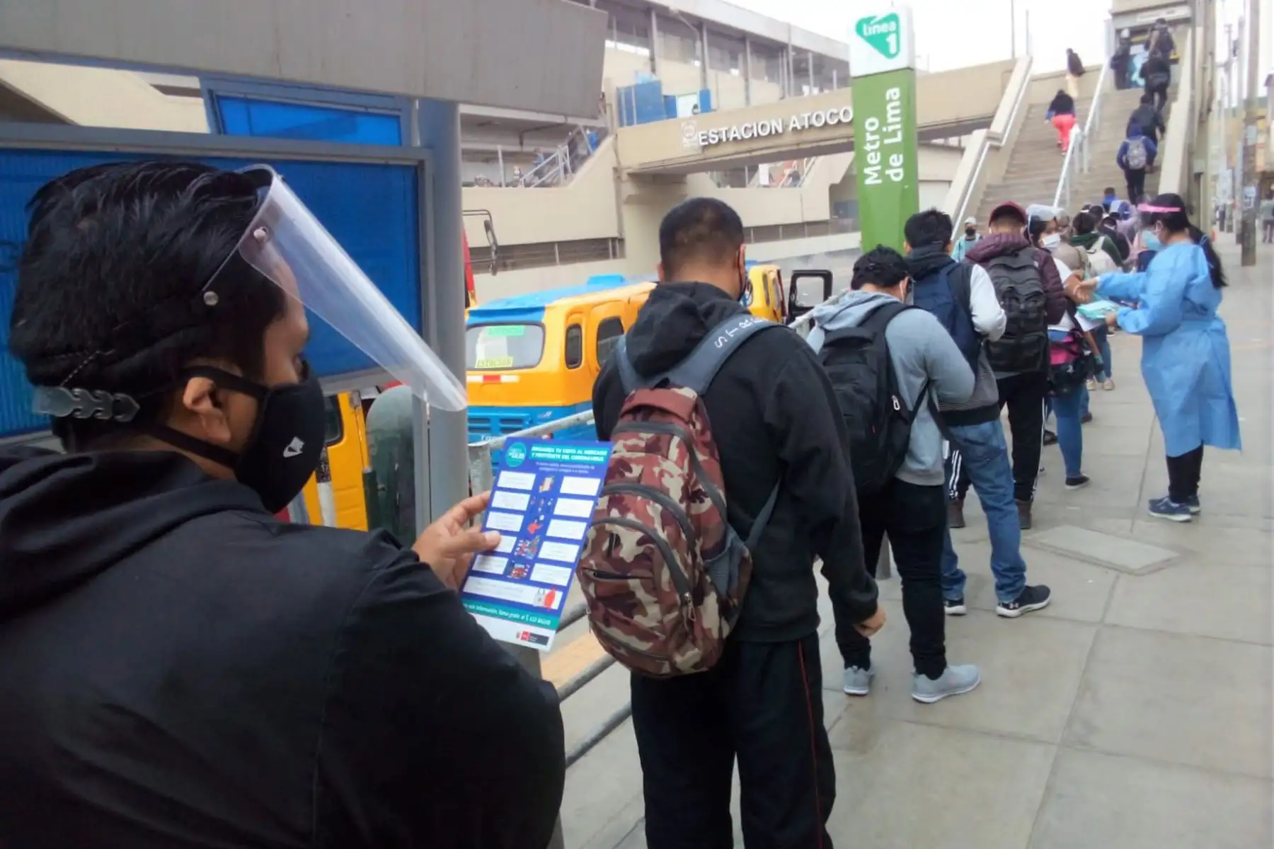 Esta mañana, la DIRIS Lima Sur brindó mensajes educativos a los usuarios de la Línea 1 en la estación Atocongo, para prevenir el contagio del covid-19 en el transporte público, como distanciamiento social y uso correcto de mascarilla y protector facial. Foto: Diris Lima Sur