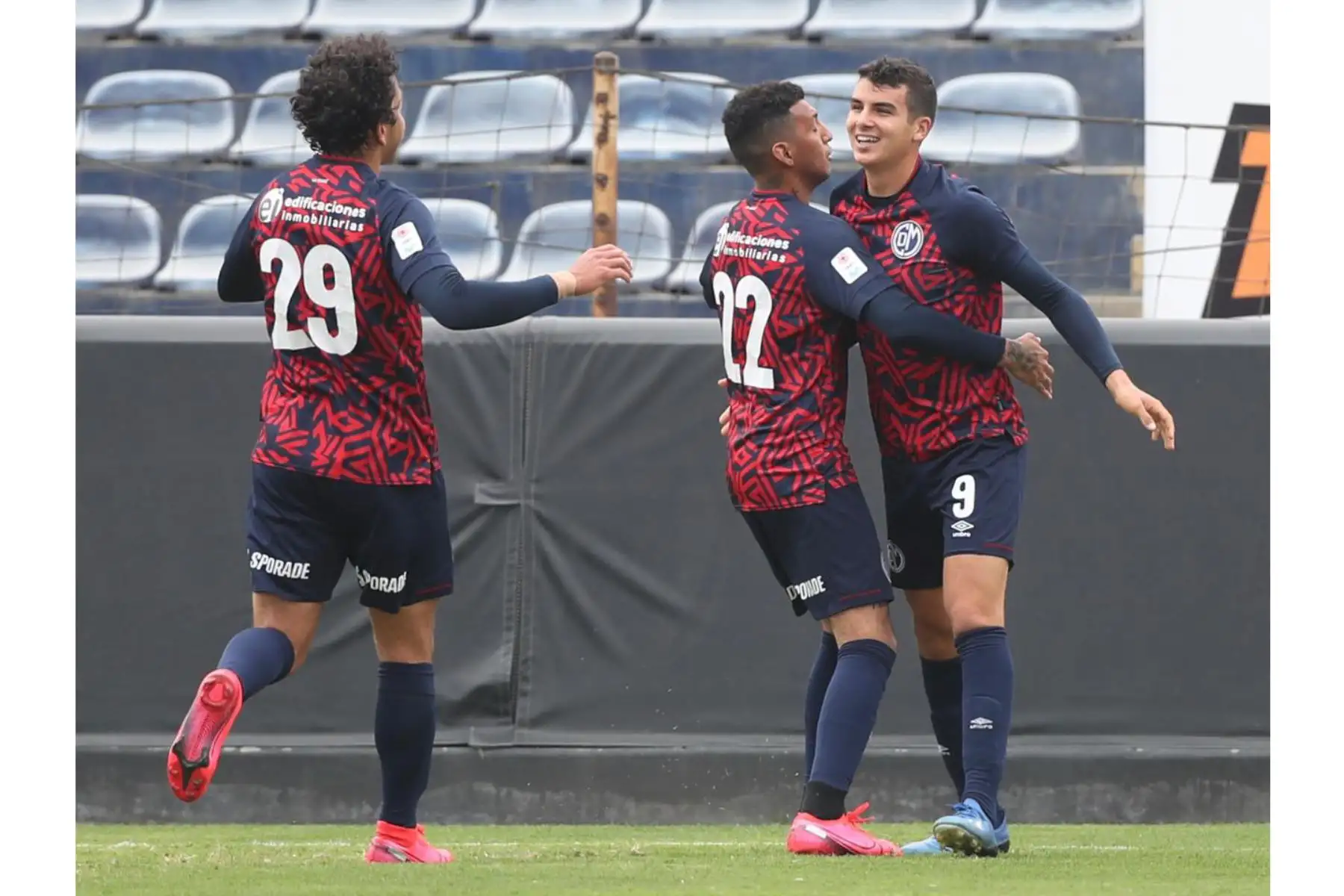 El futbolista Matías Succar del Deportivo Municipal celebra junto a sus compañeros tras anotar gol a Ayacucho FC por la jornada 11 de la Liga 1, en el estadio Alejandro Villanueva. 
Foto: @LigaFutProf