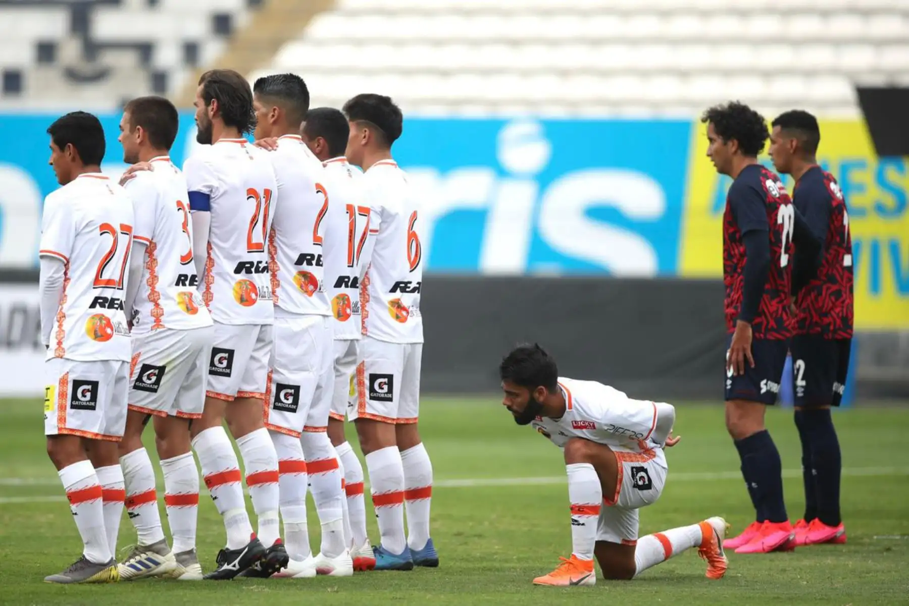 El futbolista Leandro Sosa asegura la barrera de 
Ayacucho FC previo al tiro libre de Deportivo Municipal por la jornada 11 de la Liga 1, en el estadio Alejandro Villanueva. Foto: @LigaFutProf