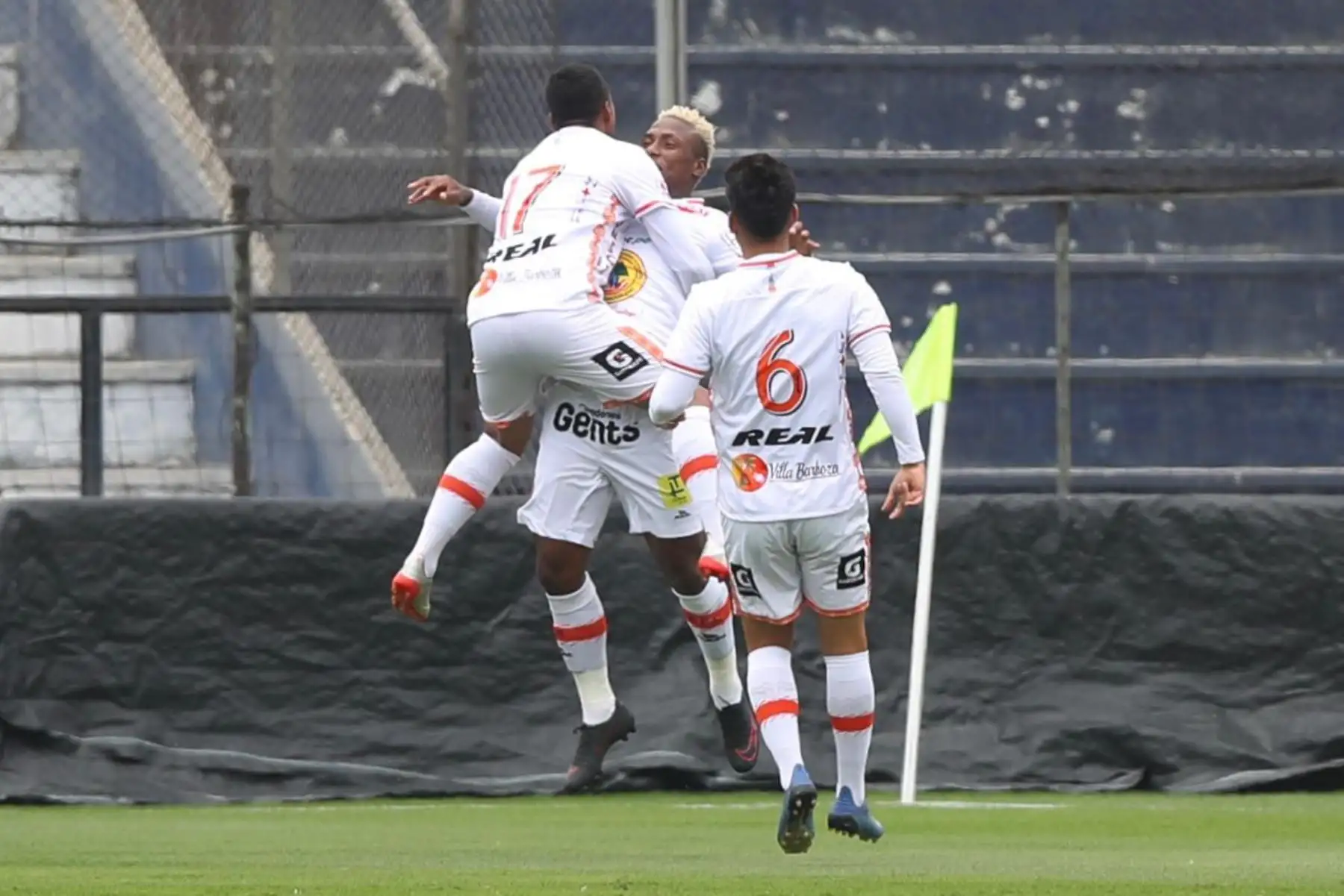 El futbolista Roberto Villamarín de Ayacucho FC celebra tras anotar gol a Deportivo Municipal por la jornada 11 de la Liga 1, en el estadio Alejandro Villanueva. Foto: @LigaFutProf