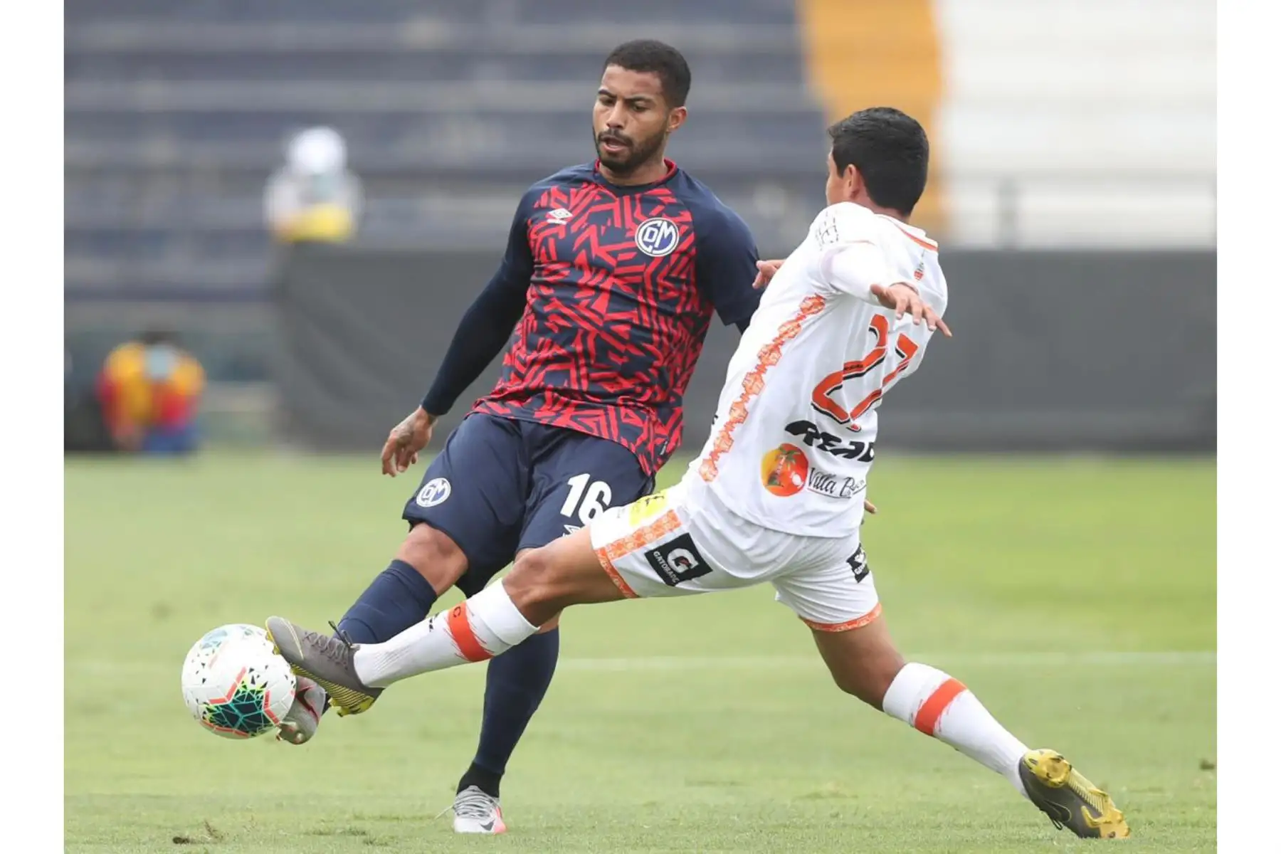 El futbolista Y. Córdoba del Deportivo Municipal disputa el balón contra su rival P. Casique de Ayacucho FC durante la jornada 11 de la Liga1. de Foto: @LigaFutProf