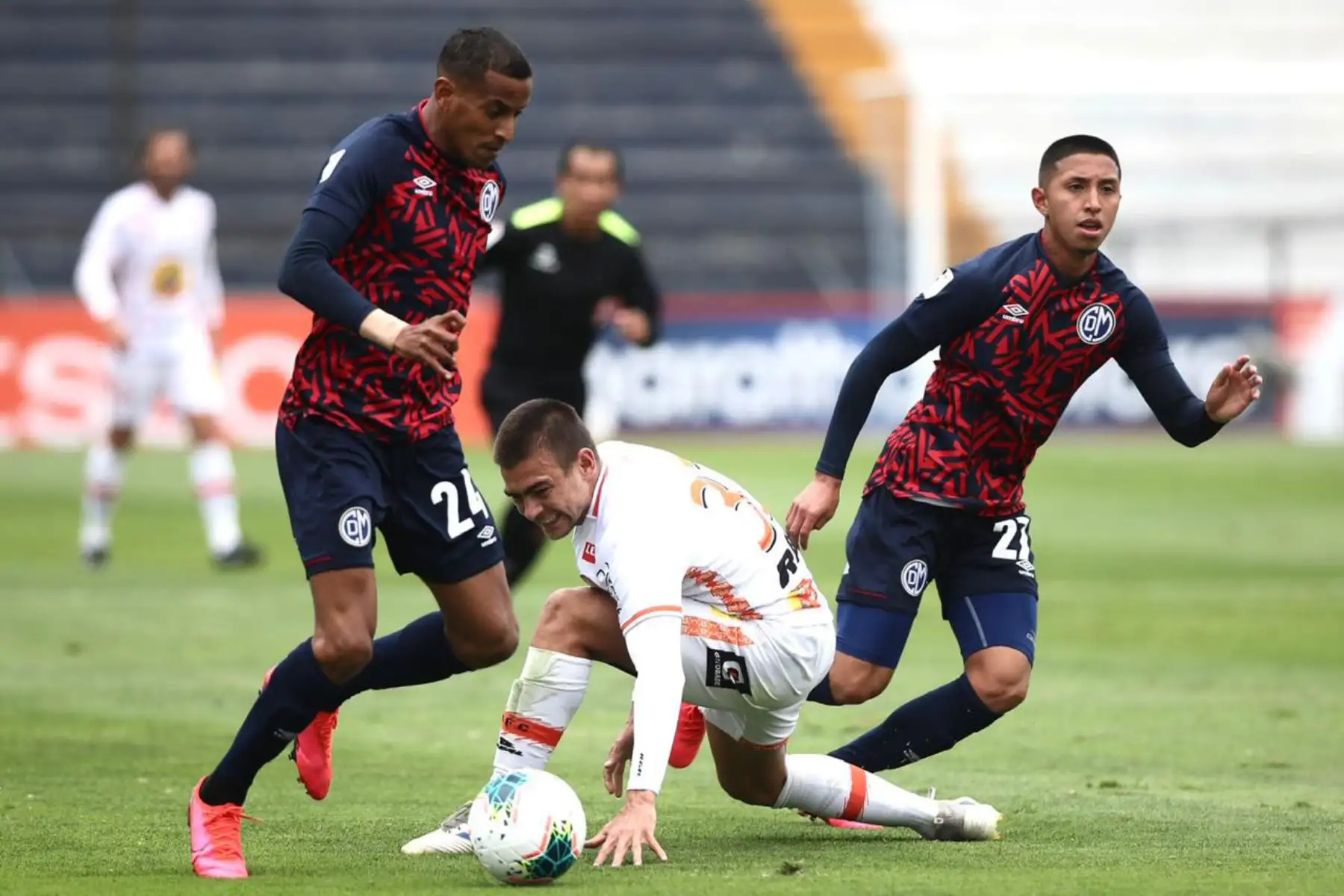 El futbolista D. Ross del Deportivo Municipal disputa el balón contra su rival de Ayacucho FC por la jornada 11 de la Liga 1. Foto: @LigaFutProf