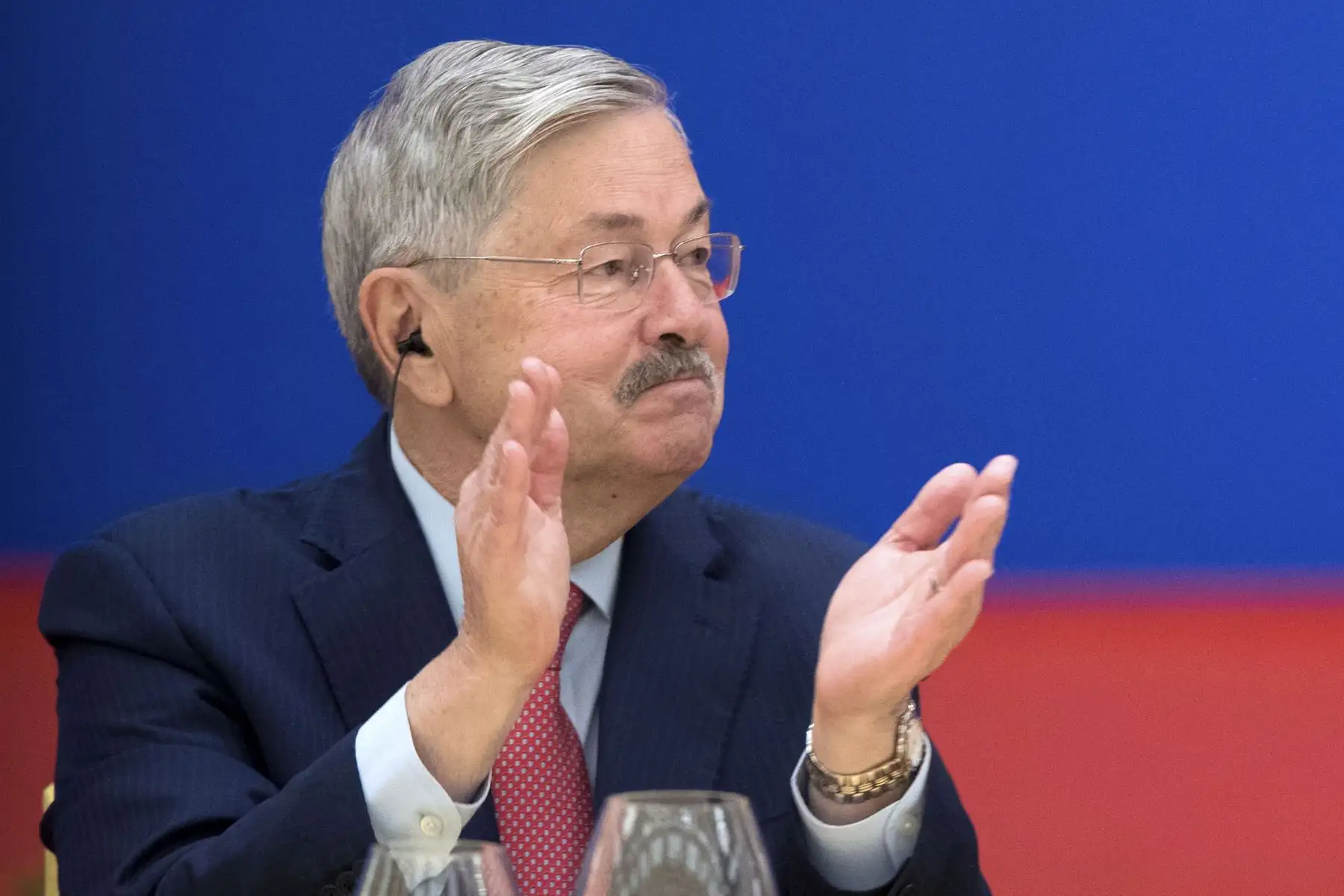 Esta foto de archivo tomada el 10 de enero de 2019 muestra al embajador de Estados Unidos en China, Terry Branstad, aplaudiendo en un evento que conmemora el 40 aniversario del establecimiento de relaciones diplomáticas entre Estados Unidos y China en el Gran Palacio del Pueblo en Beijing. El embajador de Estados Unidos en China, Terry Branstad, renunciará, anunció el secretario de Estado Mike Pompeo el 14 de septiembre de 2020. Foto: AFP