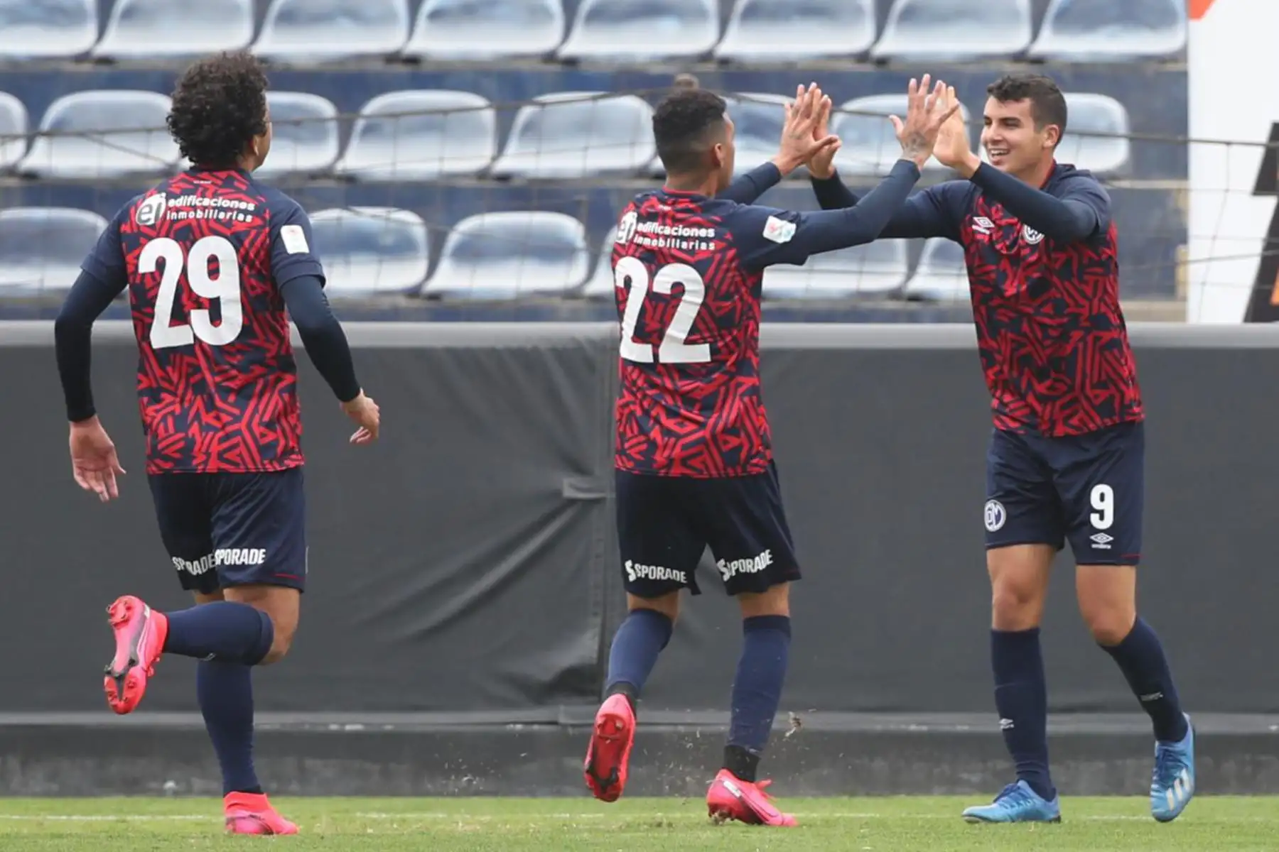El futbolista Matías Succar del Deportivo Municipal celebra junto a sus compañeros tras anotar gol a Ayacucho FC por la jornada 11 de la Liga 1, en el estadio Alejandro Villanueva. 
Foto: @LigaFutProf
