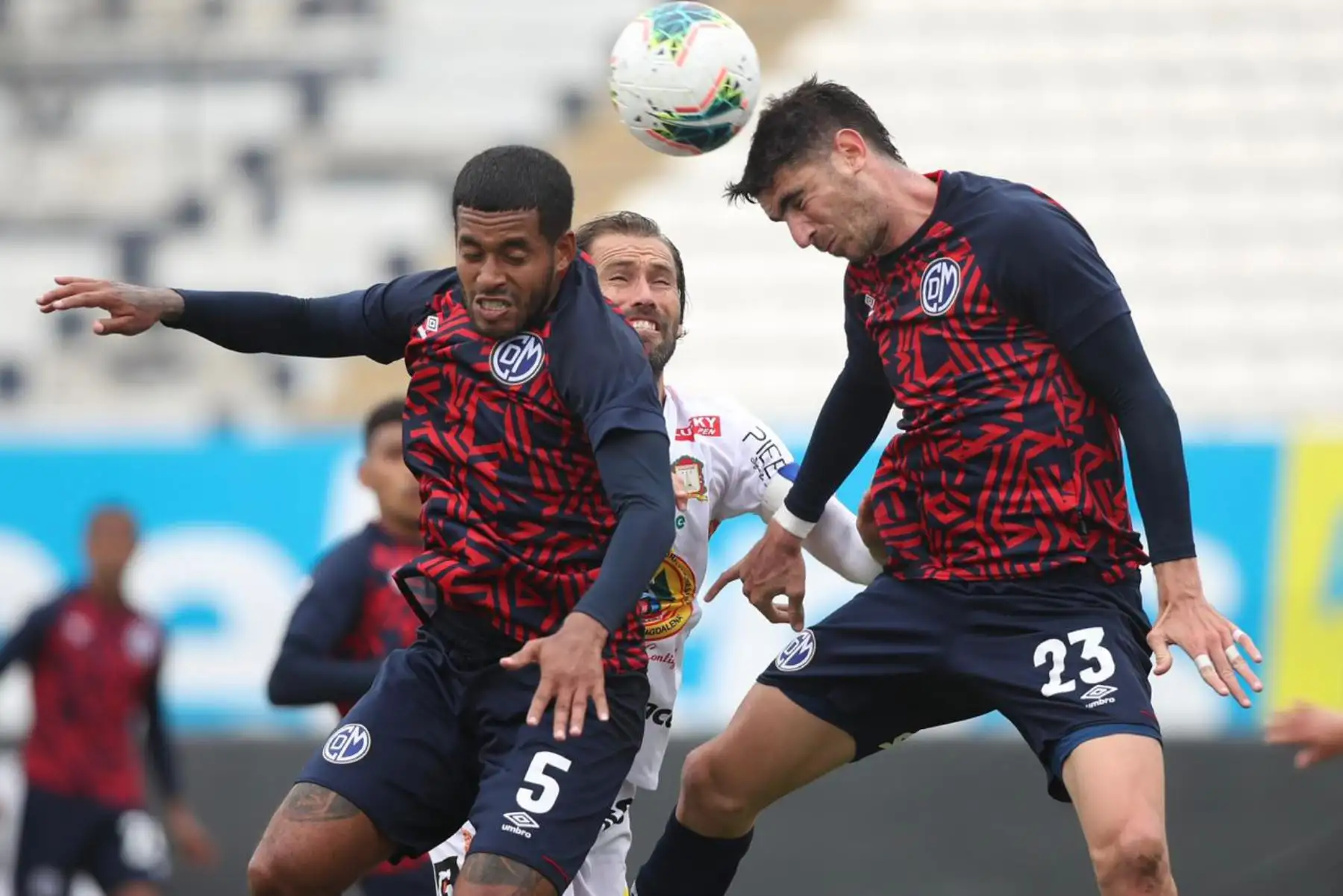 Los futbolistas Diaz y Alfaní  del Deportivo Municipal disputan el balón contra su riva Ayacucho FC durante la jornada 11 de la Liga1. 
Foto: @LigaFutProf
