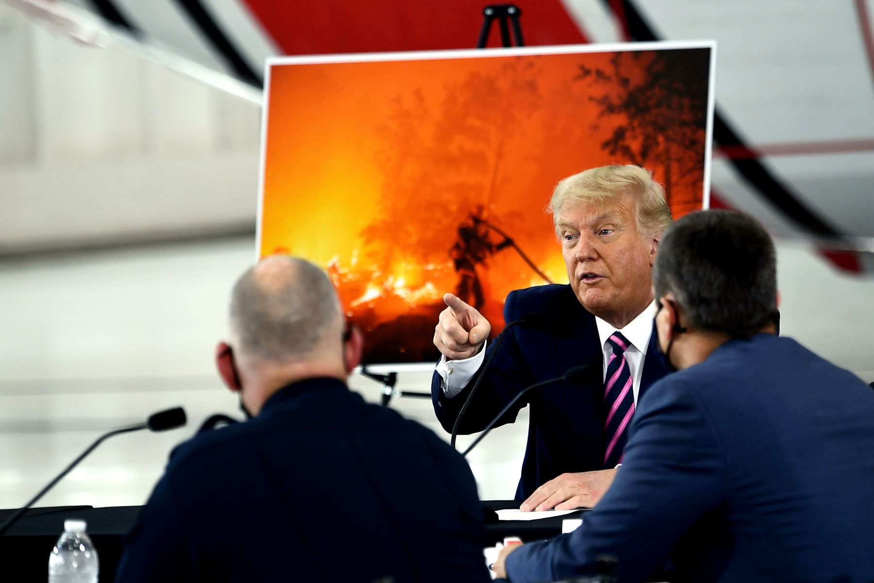 Trump a su llegada también repitió su argumento de que los incendios forestales se deben, en cambio, a un mantenimiento insuficiente de las áreas forestales para hacerlas menos combustibles. Foto: AFP