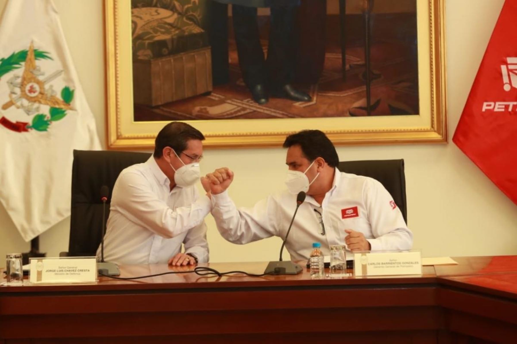 Ministro de Defensa, Jorge Chávez, y el gerente general de Petroperú, Carlos Barrientos, suscriben convenio de cooperación. Foto: Cortesía.