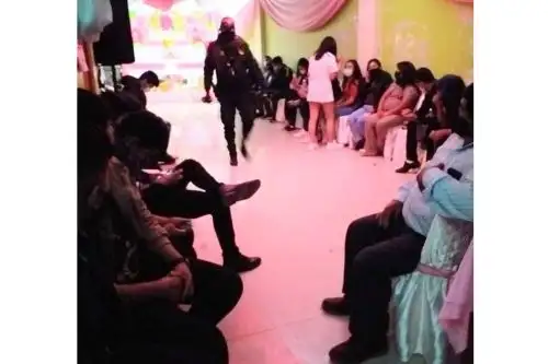 Agentes de la Policía Nacional intervinieron una vivienda en el barrio Nueva Florida del distrito de Independencia, provincia de Huaraz, en la que se celebraba un quinceañero. Foto: ANDINA/Difusión