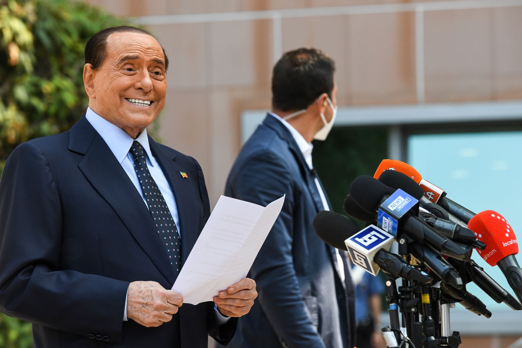 El ex primer ministro italiano Silvio Berlusconi se dirige a los medios de comunicación, al salir del Hospital San Raffaele en Milán el 14 de septiembre de 2020 después de que dio positivo en la prueba de coronavirus y estuvo hospitalizado desde el 3 de septiembre. Foto: AFP