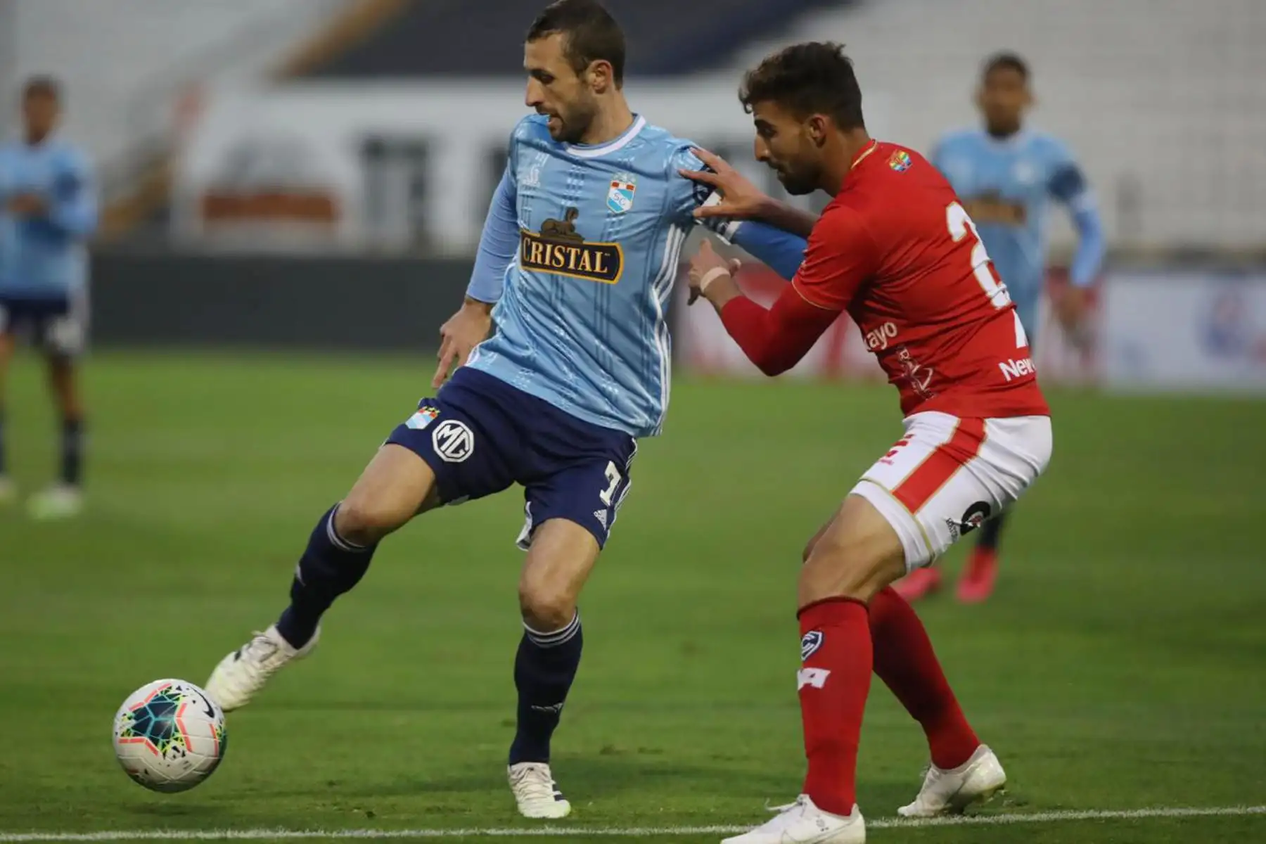 El futbolista H. Calcaterra de Sporting Cristal  disputa el balón ante el jugador de Cienciano  por la jornada 11 de la Liga 1 que se disputa en el estadio Alejandro Villanueva.
Foto: @LigaFutProf