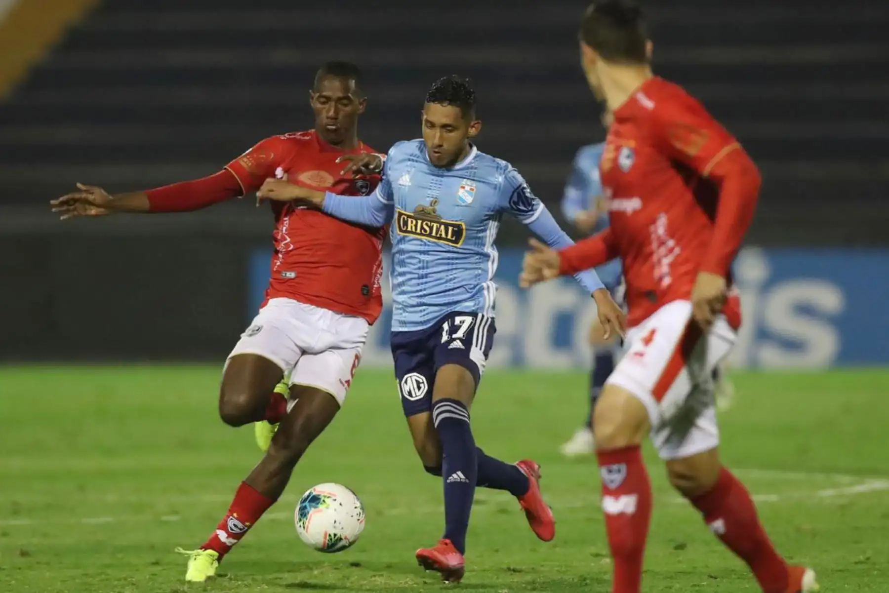 El futbolista  C. Gonzales   Sporting Cristal  disputa el balón ante el jugador de Cienciano  por la jornada 11 de la Liga 1 que se disputa en el estadio Alejandro Villanueva.
Foto: @LigaFutProf