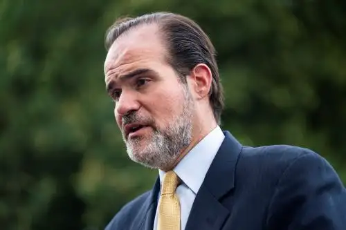 Fotografía de archivo fechada el 15 de agosto de 2020 que muestra al alto consejero del Gobierno de Donald Trump para América Latina, Mauricio Claver-Carone, mientras habla durante una entrevista en el Césped Norte de la Casa Blanca, en Washington (EE.UU). Foto: EFE