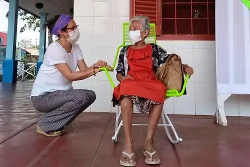 Doña Querubina, símbolo de la esperanza en Iquitos tras vencer al coronavirus a los 79 años.
