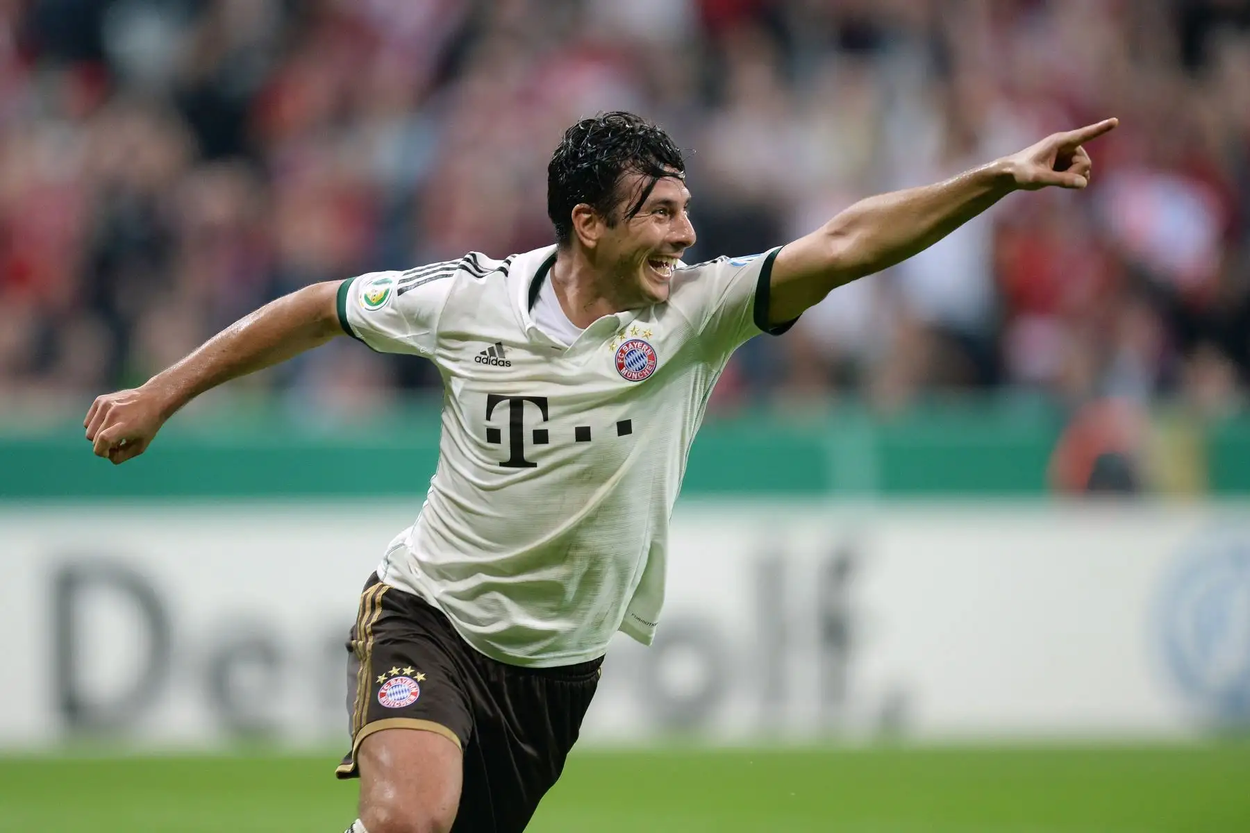 El delantero peruano del Bayern Munich, Claudio Pizarro, celebra tras anotar el segundo gol durante el partido de fútbol de la segunda ronda de la Copa de Alemania. FC Bayern Munich vs Hannover 96, el 25 de septiembre de 2013, en Munich. Foto: AFP
