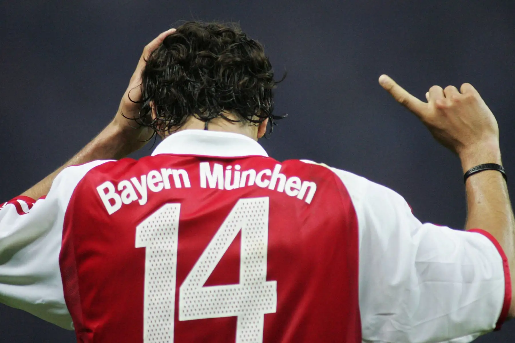 El delantero peruano del Bayern de Múnich, Claudio Pizarro, no está de acuerdo con el árbitro después de que anulara su gol ante el Schalke durante la final de la Copa de Alemania, en el Olympiastadion de Berlín, el 28 de mayo de 2005. Foto: AFP