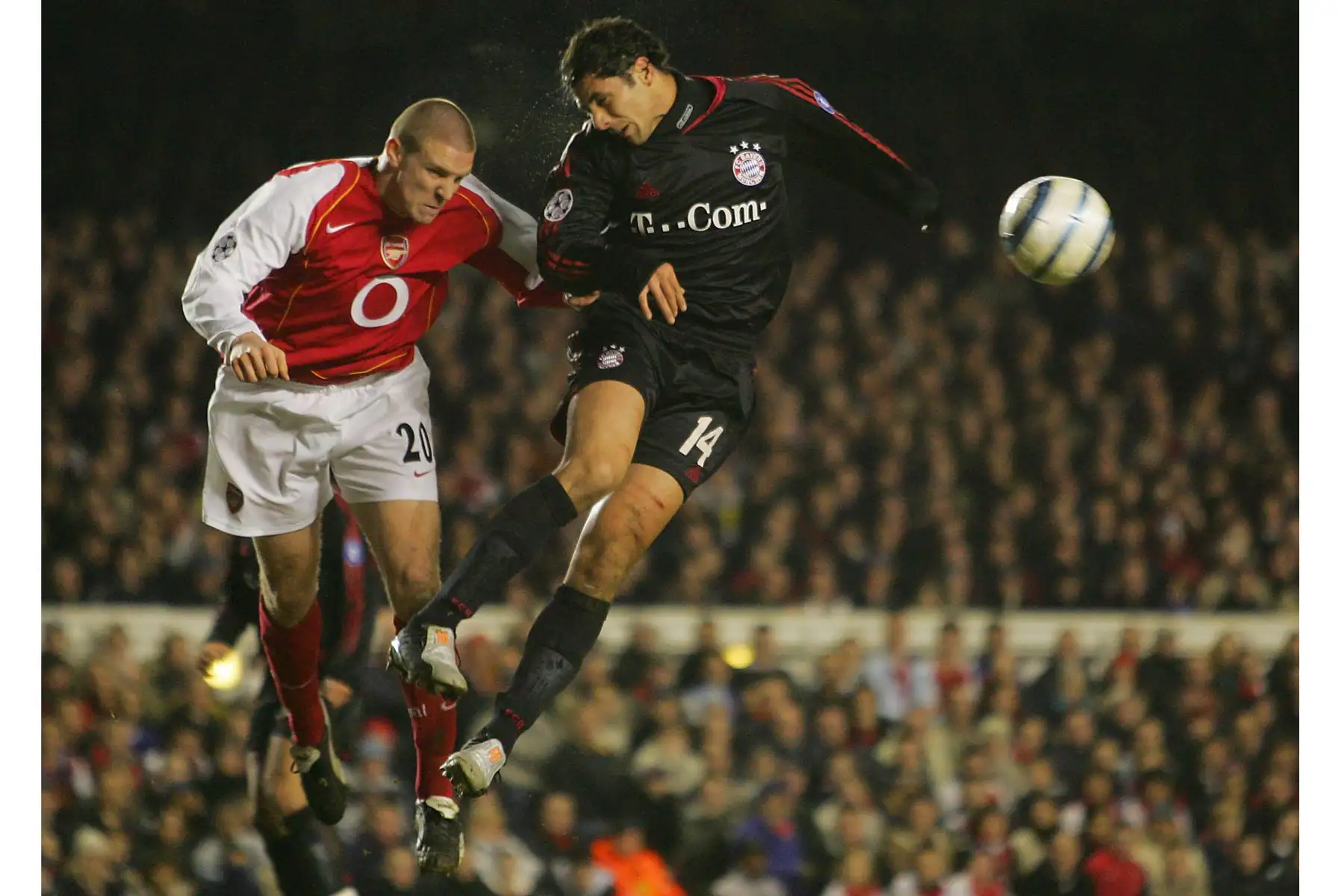 El futbolista Philippe Senderos del Arsenal, aleja el balón de Claudio Pizarro del Bayern de Múnich durante el partido de vuelta de la Liga de Campeones en Highbury, Londres, el 9 de marzo de 2005. Foto: AFP