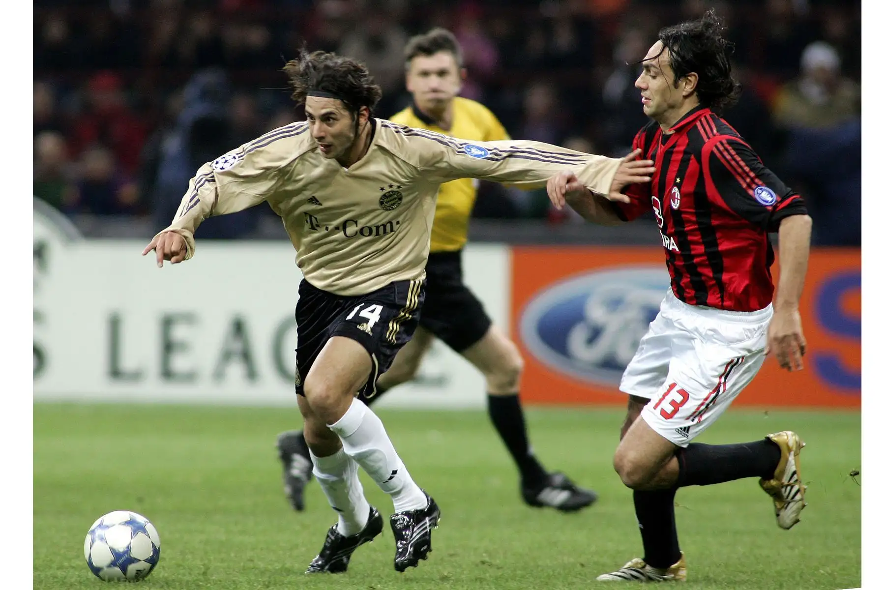 El defensor del AC Milan Alessandro Nesta lucha por el balón con el delantero del Bayern Munich Claudio Pizarro durante su partido de fútbol de la Liga de Campeones, en el estadio San Siro de Milán, 08 de marzo de 2006. Foto: AFP